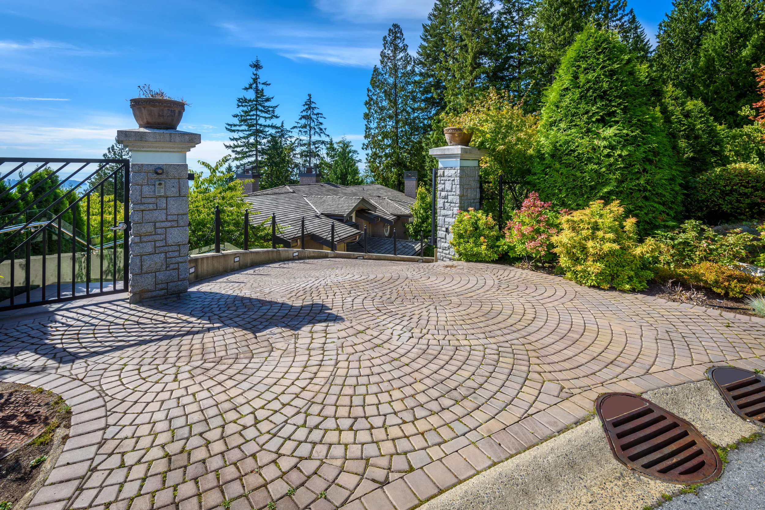 luxury-house-with-gates-in-vancouver-canada-2026-03-26-11-34-31-utc.webp