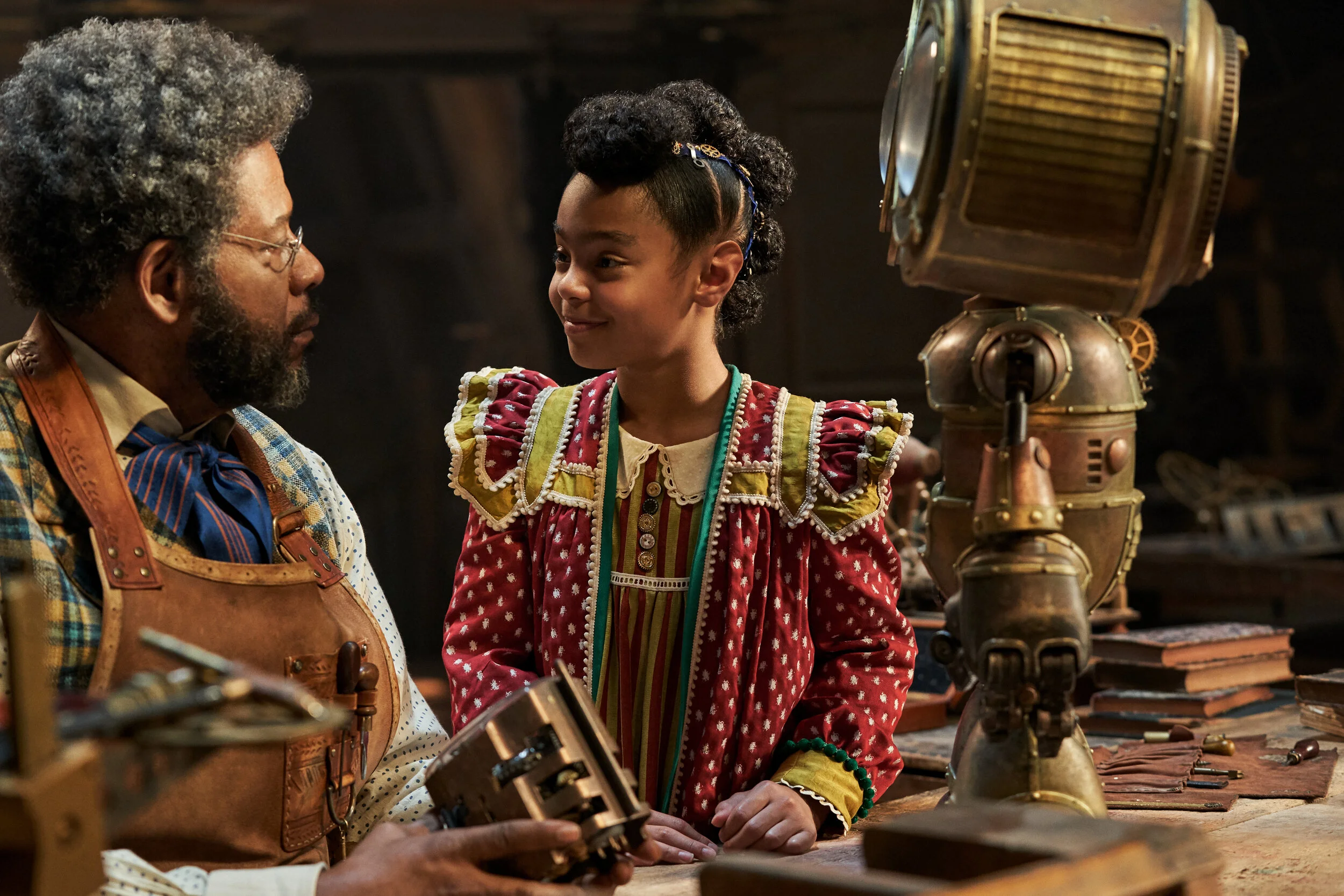  JINGLE JANGLE: A CHRISTMAS JOURNEY (2020) Forest Whitaker as Jeronicus Jangle and Madalen Mills as Journey Jangle.  Cr. Gareth Gatrell/NETFLIX 