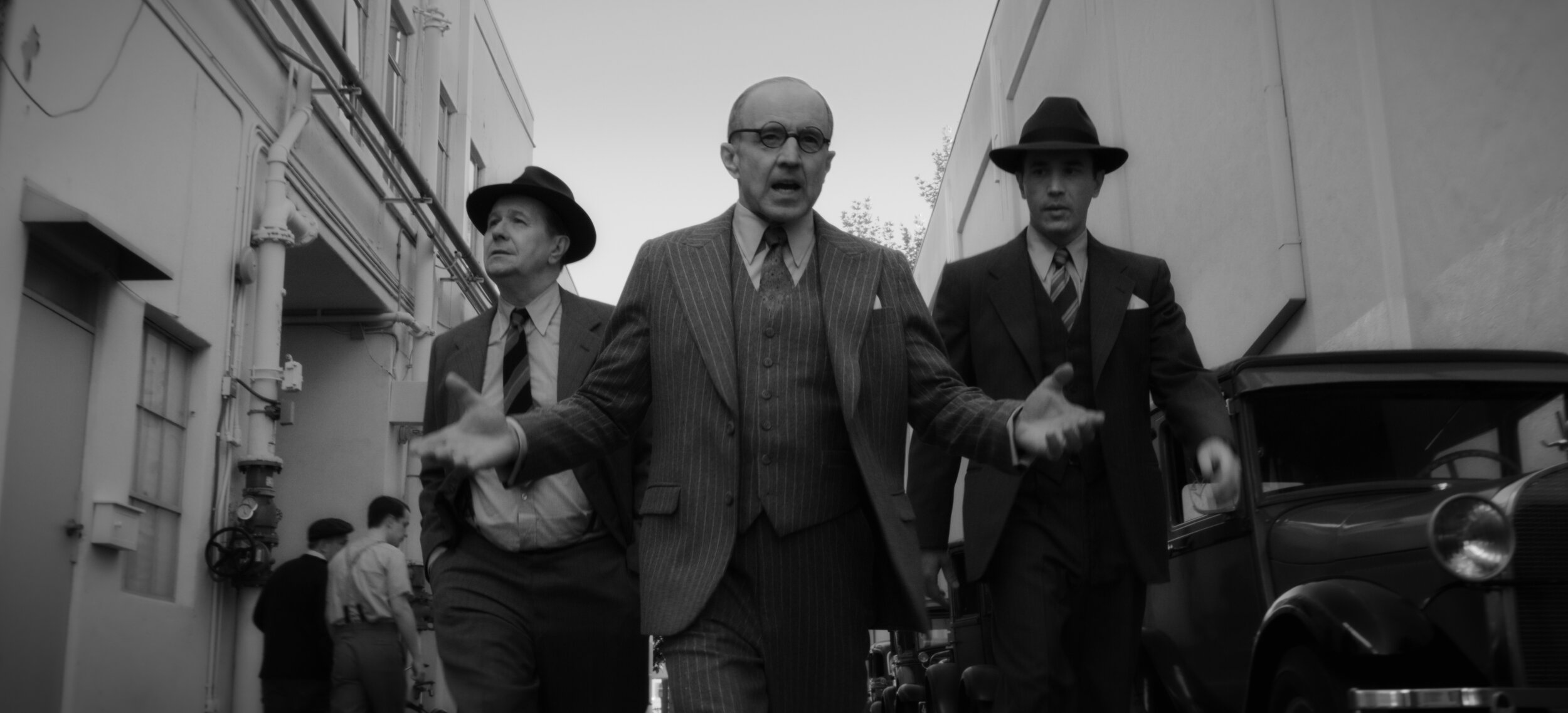  MANK (2020)Gary Oldman as Herman Mankiewicz, Arliss Howard as Louis B. Mayer and Tom Pelphrey as Joe Mankiewicz.NETFLIX 