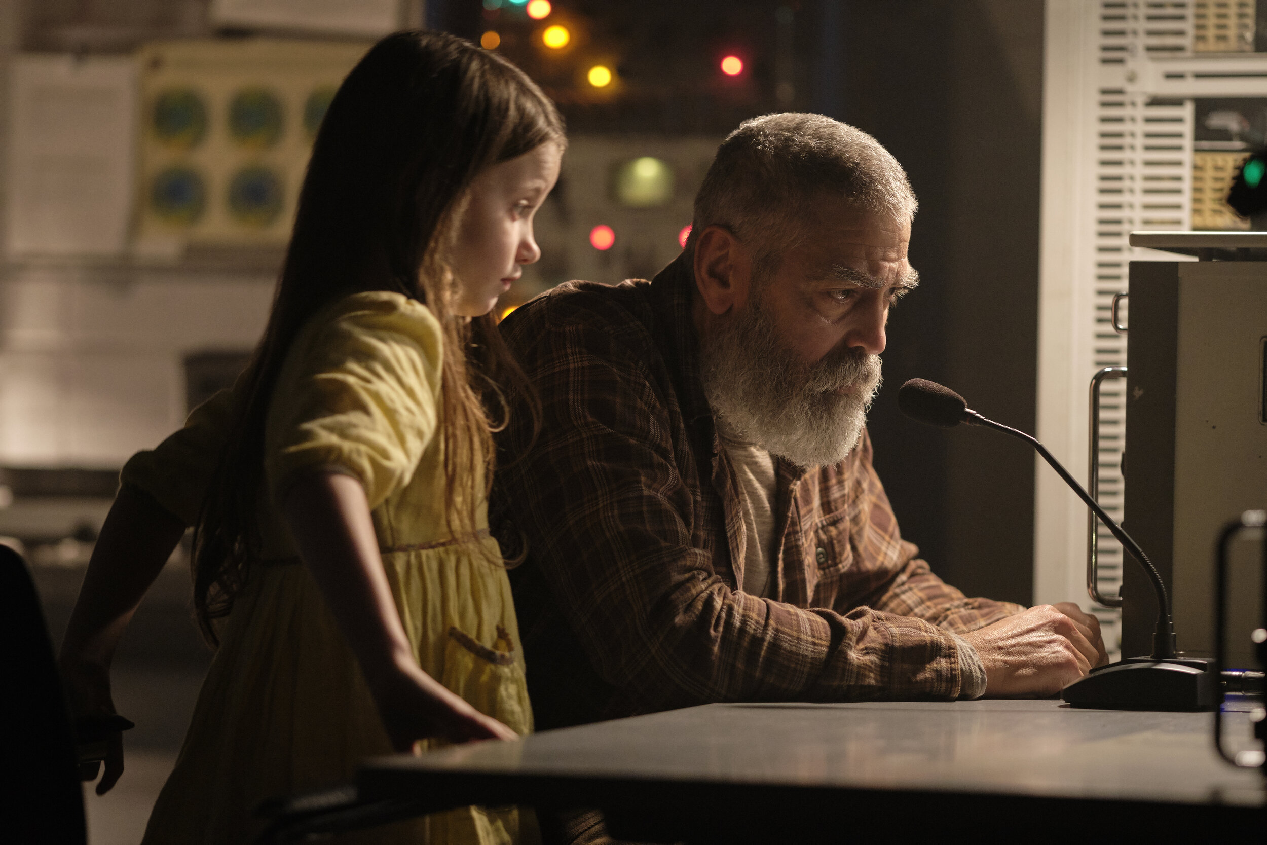  THE MIDNIGHT SKY (2020)Caoilinn Springall as Iris and George Clooney as Augustine. Cr. Philippe Antonello/NETFLIX ©2020 