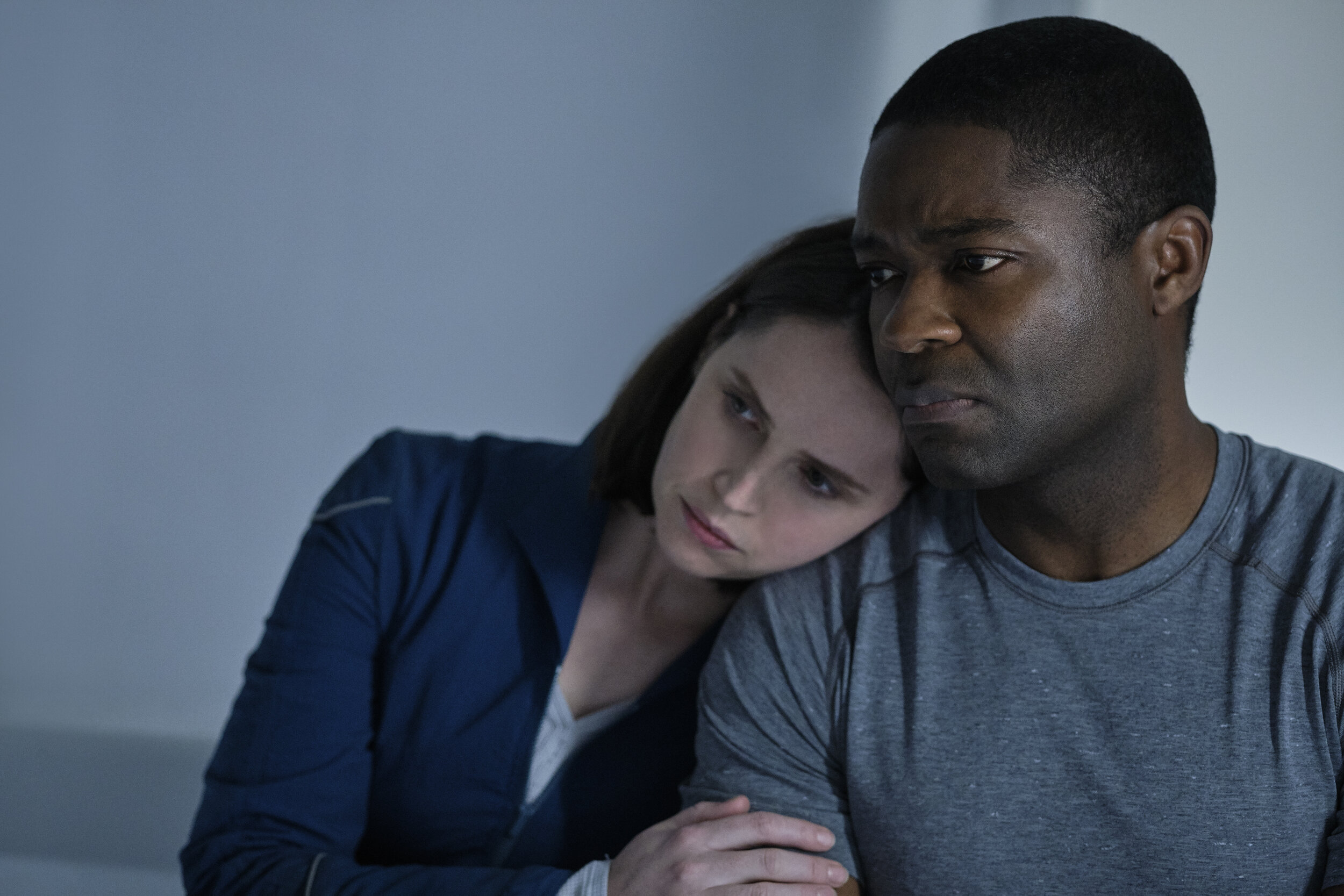  THE MIDNIGHT SKY (2020)Felicity Jones as Sully and David Oyelowo as Commander Tom Adewole. Cr. Philippe Antonello/NETFLIX ©2020 