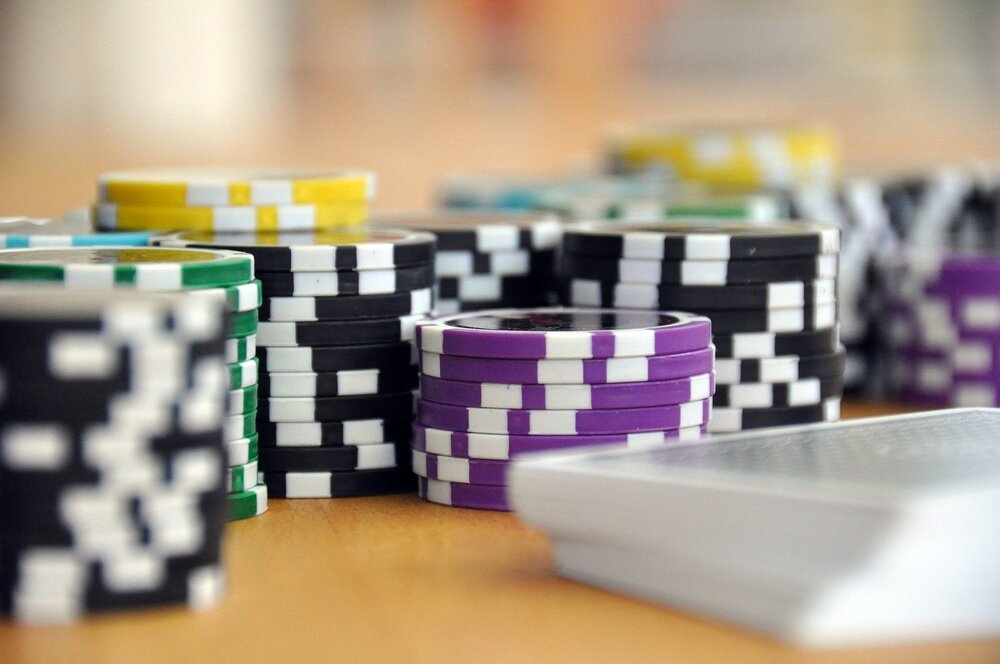 Image: https://pixabay.com/photos/play-card-game-poker-poker-chips-593207/