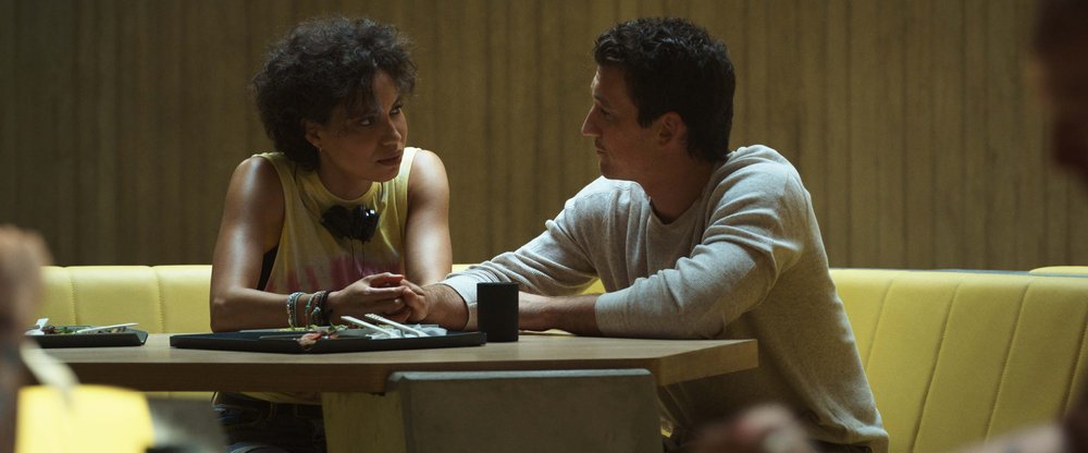  SPIDERHEAD. (L to R) Jurnee Smollett as Lizzy and Miles Teller as Jeff in SPIDERHEAD. Netflix © 2022 