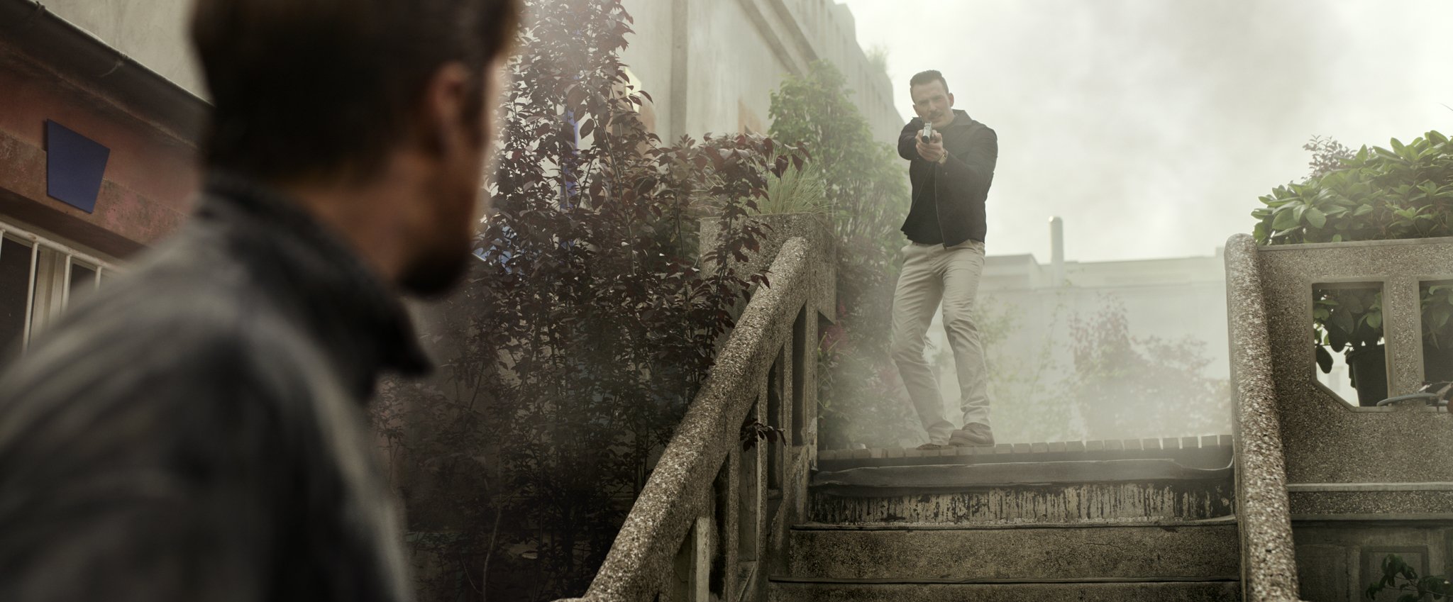  The Gray Man (2022). (L - R) Ryan Gosling as Six, Chris Evans as Lloyd Hansen. Courtesy of Netflix © 2022 