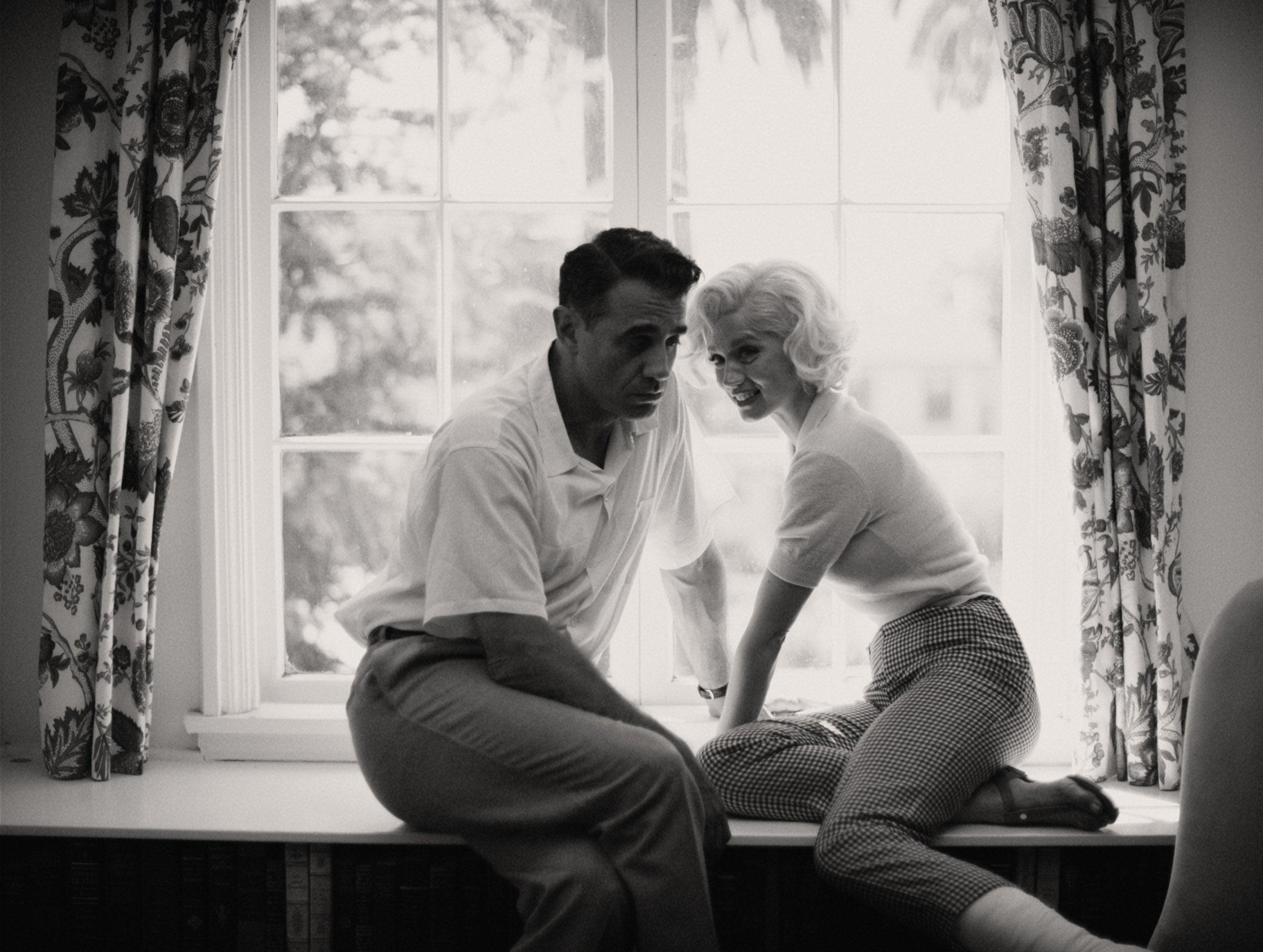  Blonde. L to R: Bobby Cannavale as The Ex-Athlete & Ana de Armas as Marilyn Monroe. Cr. Netflix © 2022 