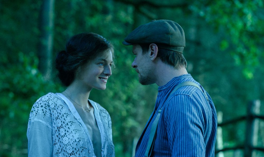 Lady Chatterley's Lover. (L to R) Emma Corrin as Lady Constance, Jack O'Connell as Oliver in Lady Chatterley's Lover. Cr. Parisa Taghizadeh/Netflix © 2022. 