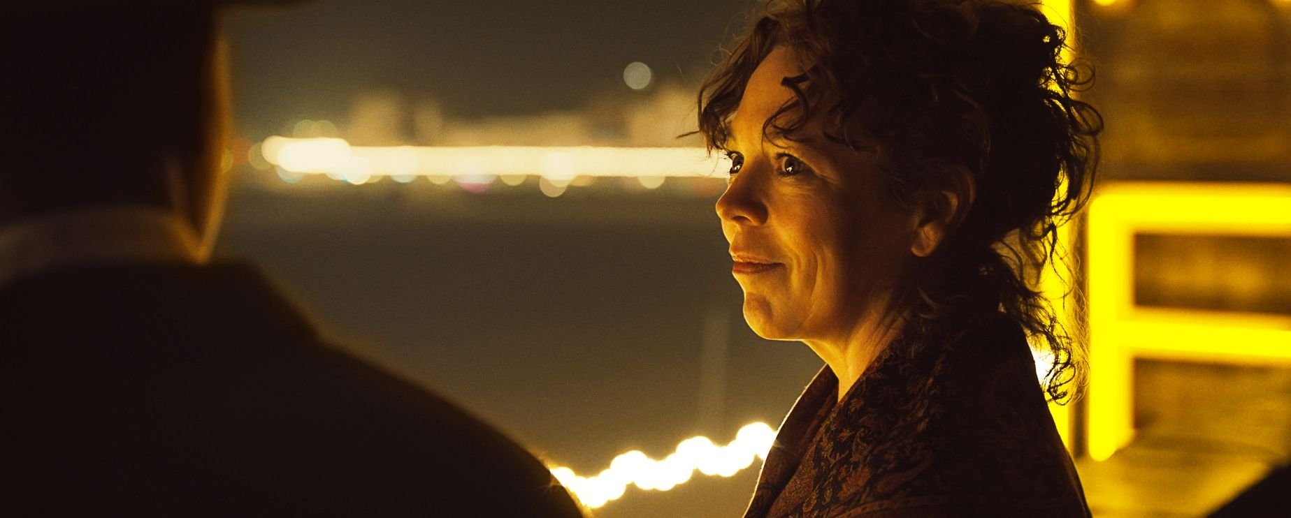  Olivia Colman in EMPIRE OF LIGHT. Photo Courtesy of Searchlight Pictures. © 2022 20th Century Studios All Rights Reserved. 