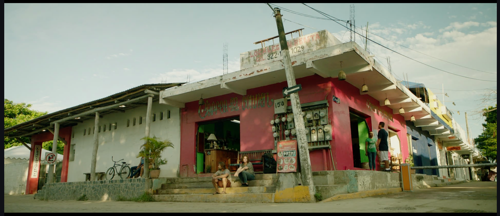 GV_Gringa_Filmstill_8 Zahn. GaborWide Bus Stop.png