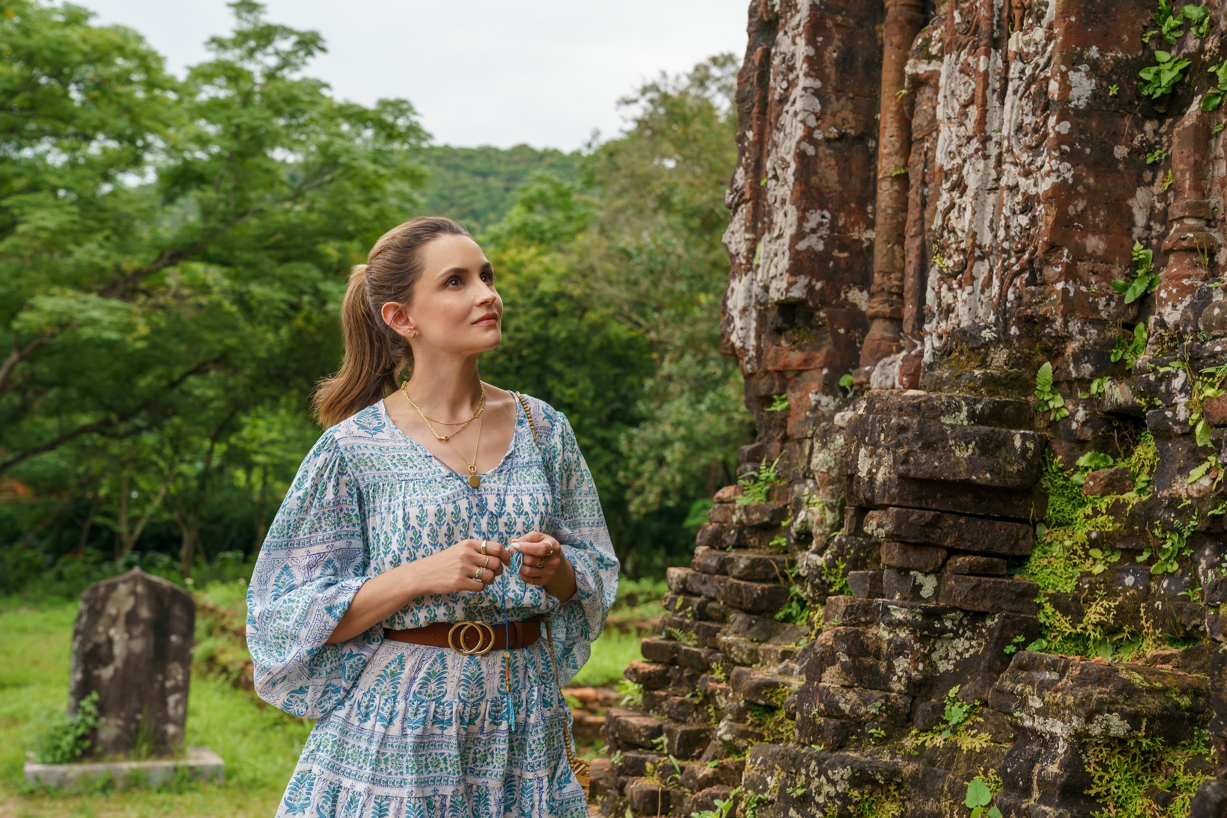  A Tourist's Guide to Love. Rachael Leigh Cook as Amanda in A Tourist's Guide to Love. Cr. Sasidis Sasisakulporn/Netflix © 2022 