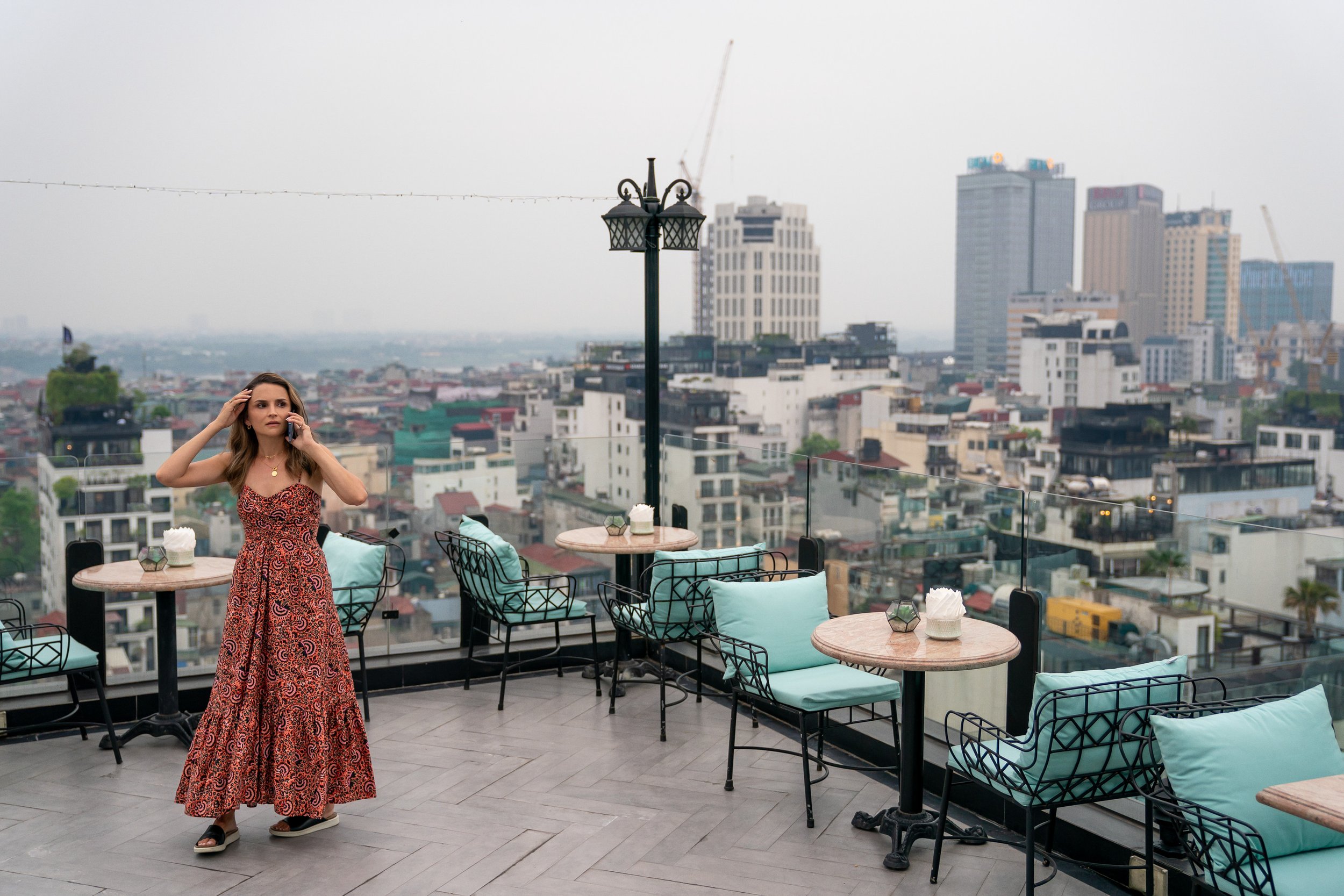  A Tourist's Guide to Love. Rachael Leigh Cook as Amanda in A Tourist's Guide to Love. Cr. Sasidis Sasisakulporn/Netflix © 2022 