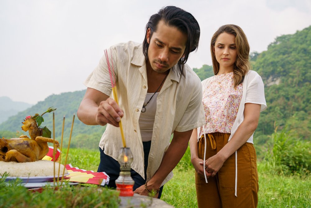  A Tourist's Guide to Love. (L to R) Scott Ly as Sinh and Rachael Leigh Cook as Amanda in A Tourist's Guide to Love. Cr. Sasidis Sasisakulporn/Netflix © 2022 