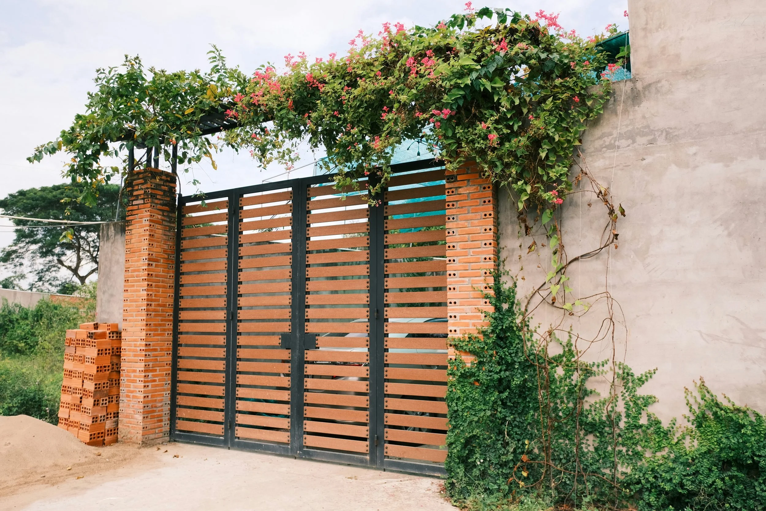 Why Automatic Swing Gates Are Becoming a Practical Choice for Movie Sets