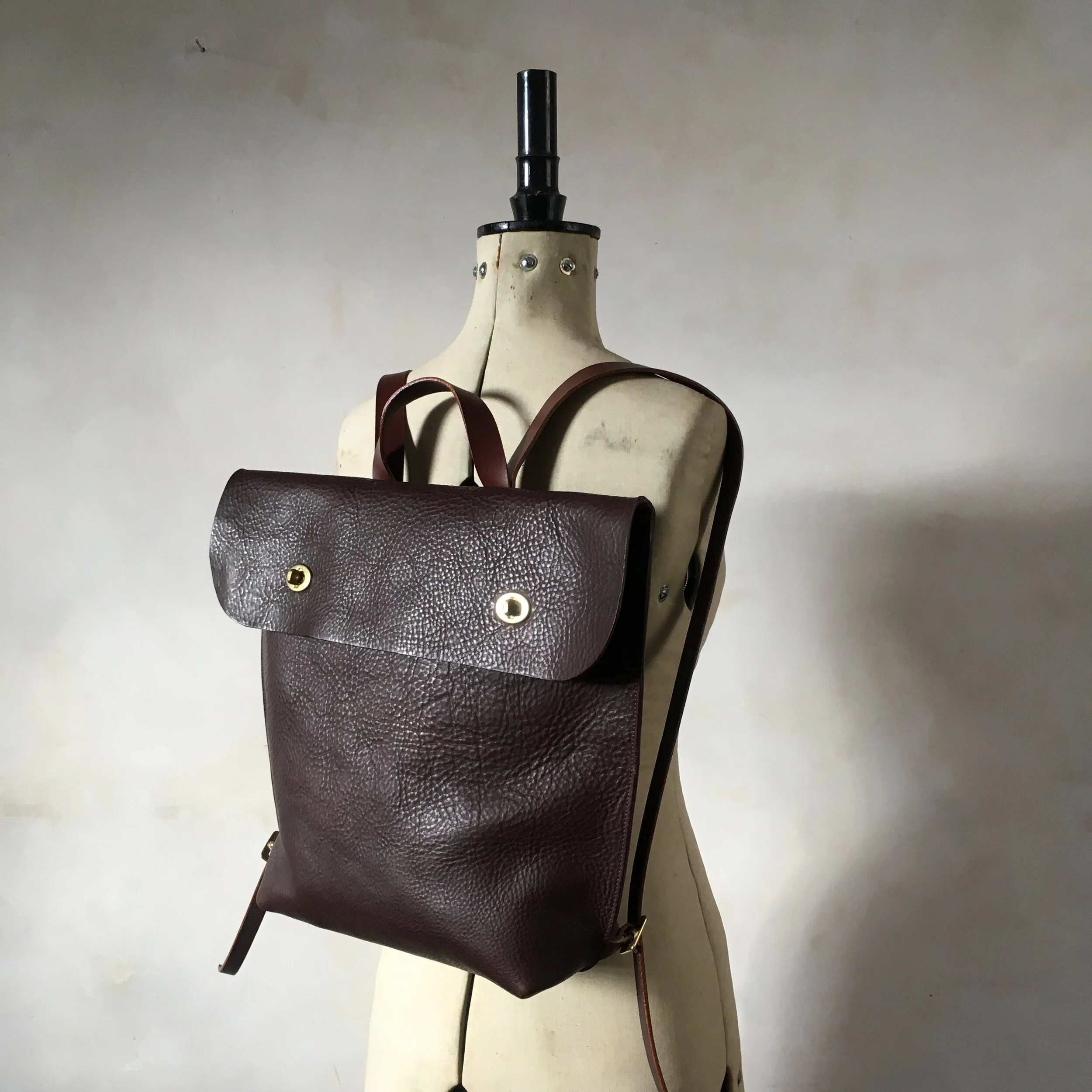 backpack choc large turn lock 1.JPG