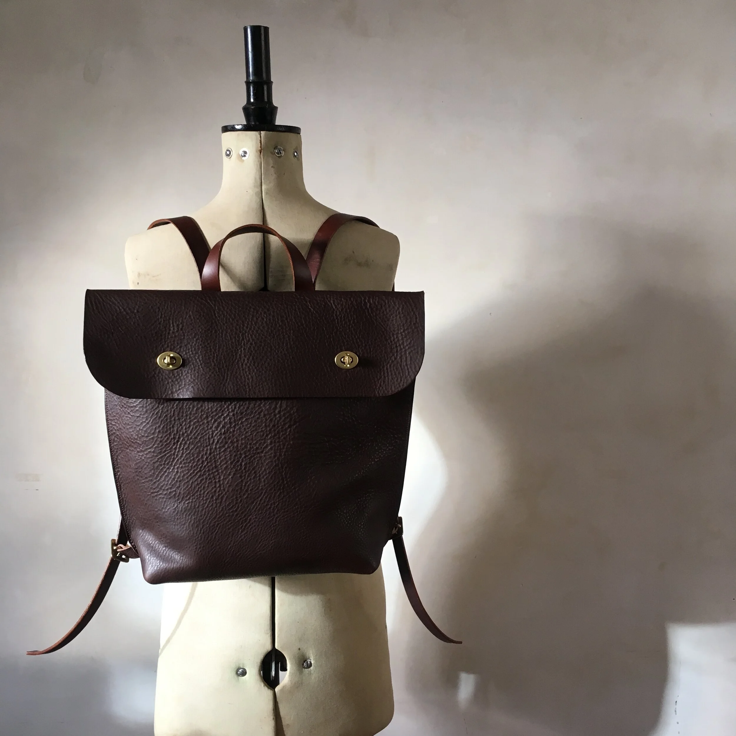 backpack choc large turn lock 4.JPG