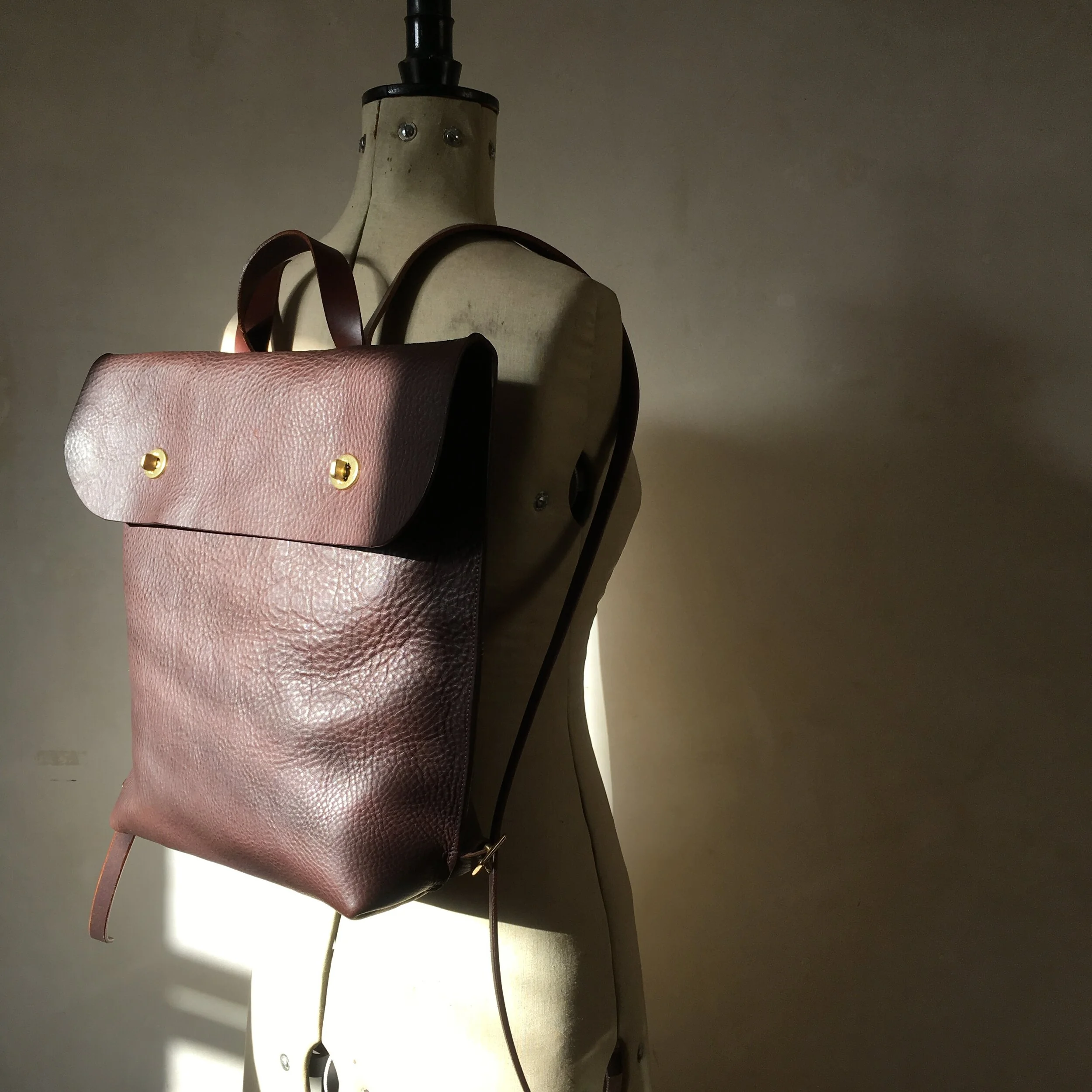 backpack choc large turn lock 5.JPG