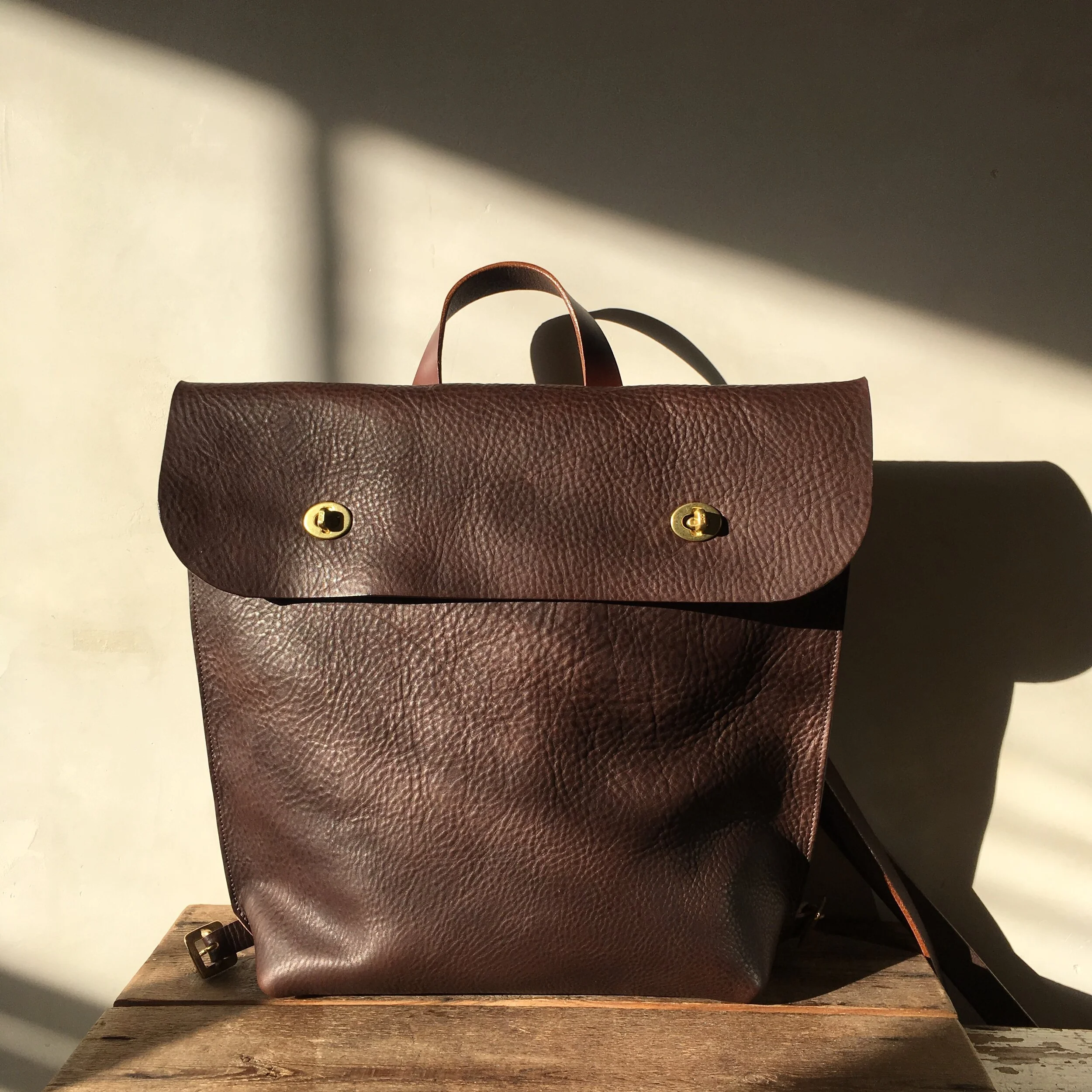 backpack choc large turn lock 6.JPG