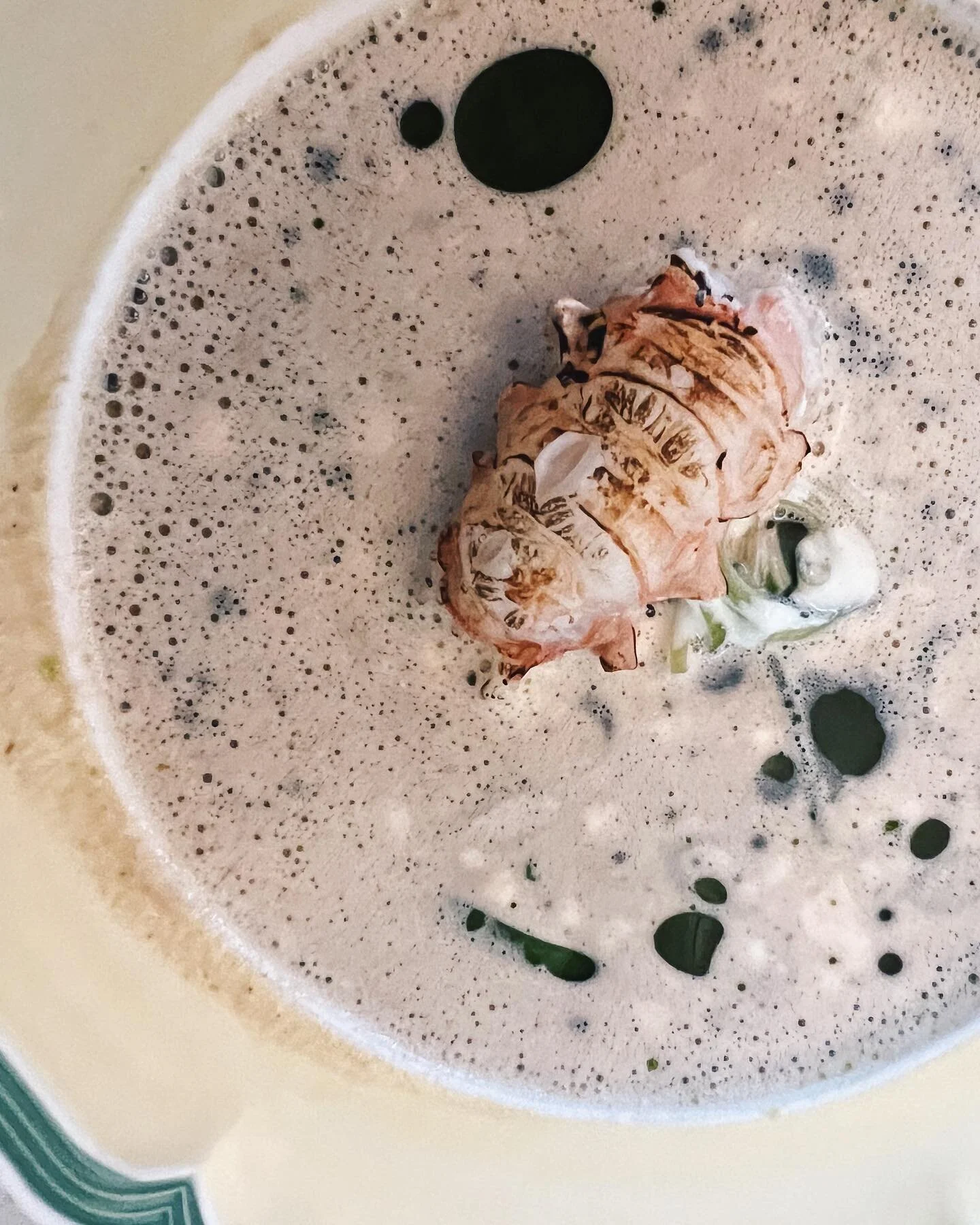 L&aelig;kker mad hos @aarstova.restaurant , smukkeste tryk hos @steinprent og en &oslash;l hos @mikkellertorshavn &mdash;&mdash; T&oacute;rshavn, du ka&rsquo; noget 😍