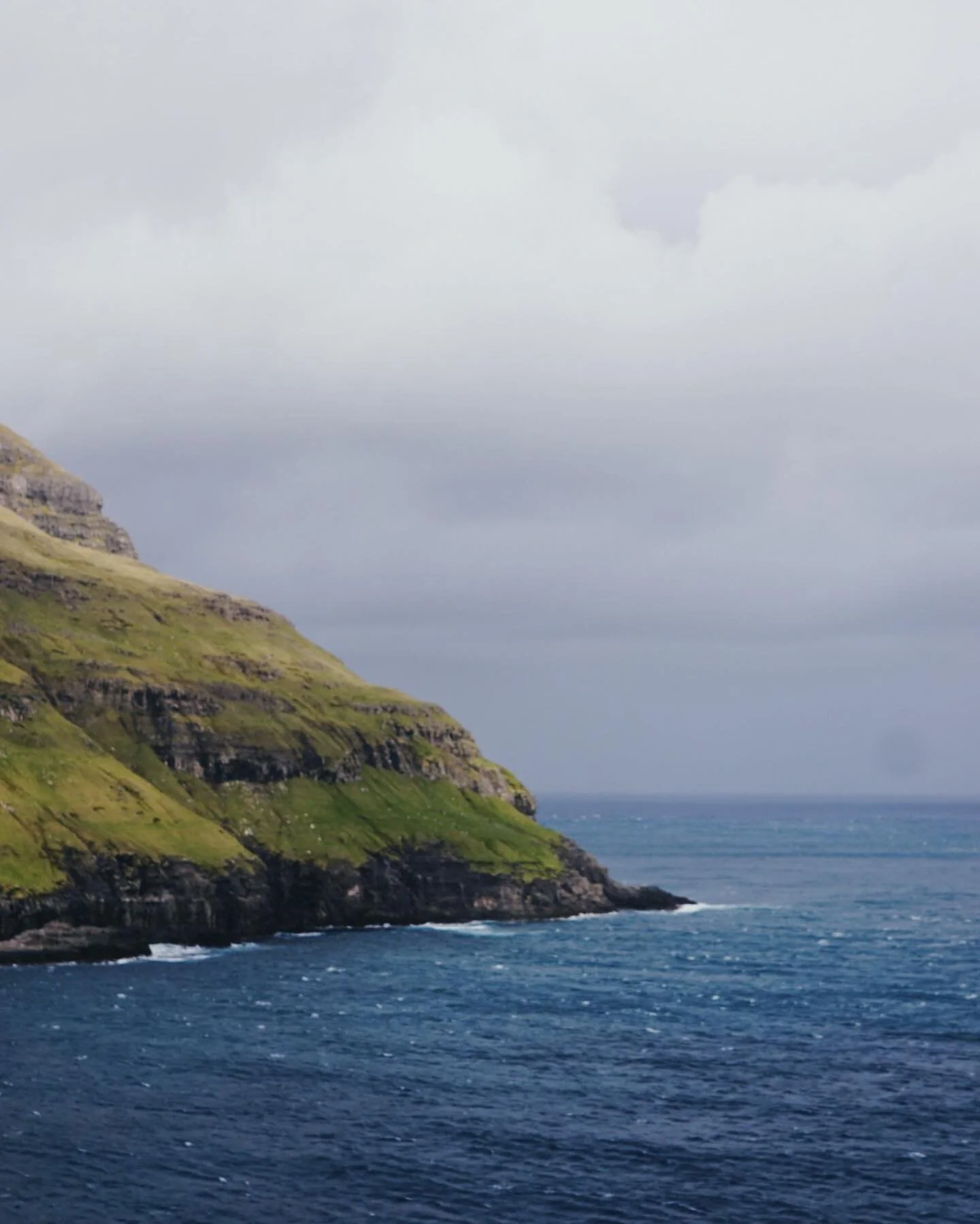 Vandfald, regn, klipper, t&aring;ge, regn, r&aring; natur, nuttede lam og mere regn &hellip; F&aelig;r&oslash;erne er vilde 💙💚 &hellip; i morgen krydser vi dog fingre for klart og regnfrit vejr !