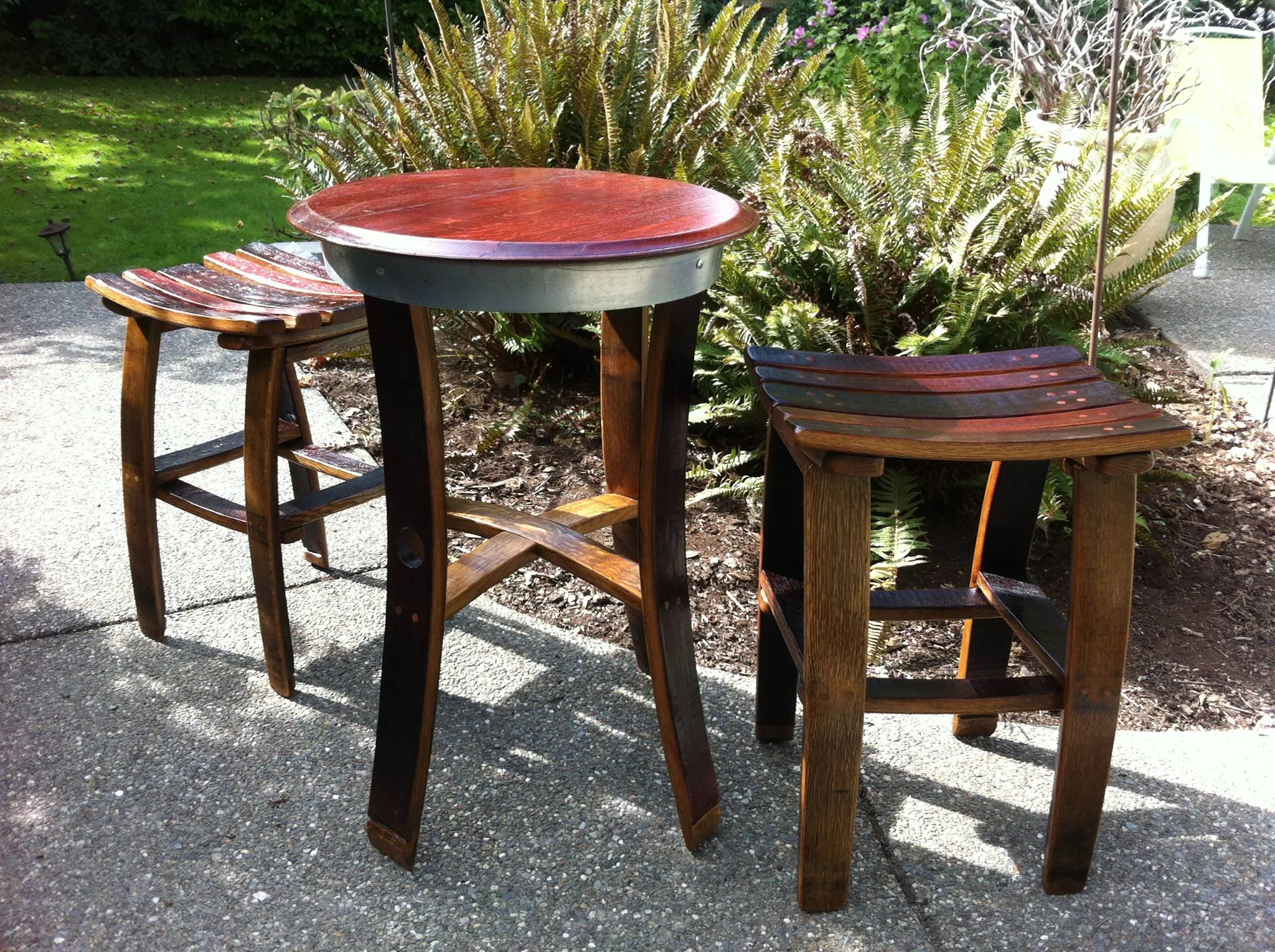 The MAX table with stools