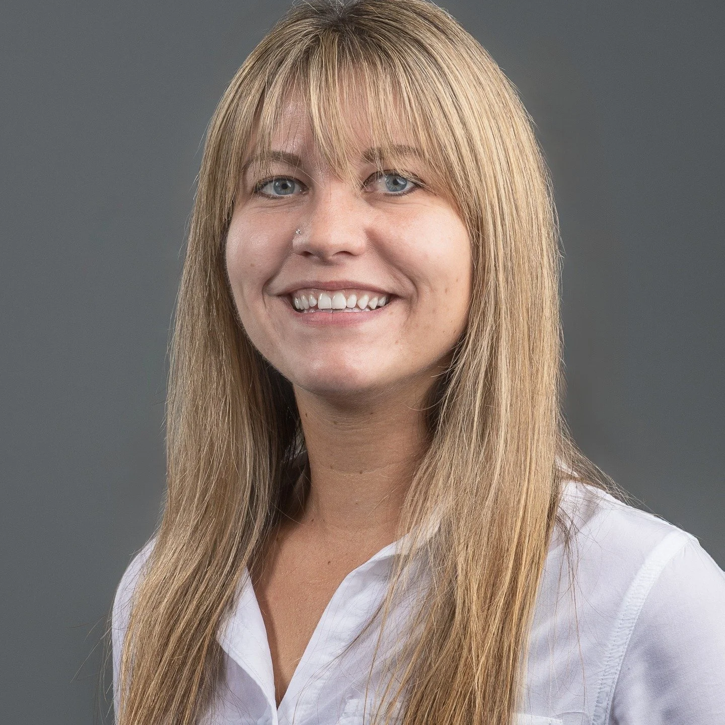 Build a Consistent Personal Brand
A well-done headshot helps create a cohesive and polished presence across platforms like LinkedIn, your website, business cards, or speaking engagements. It ensures that people recognize and remember you, reinforcing