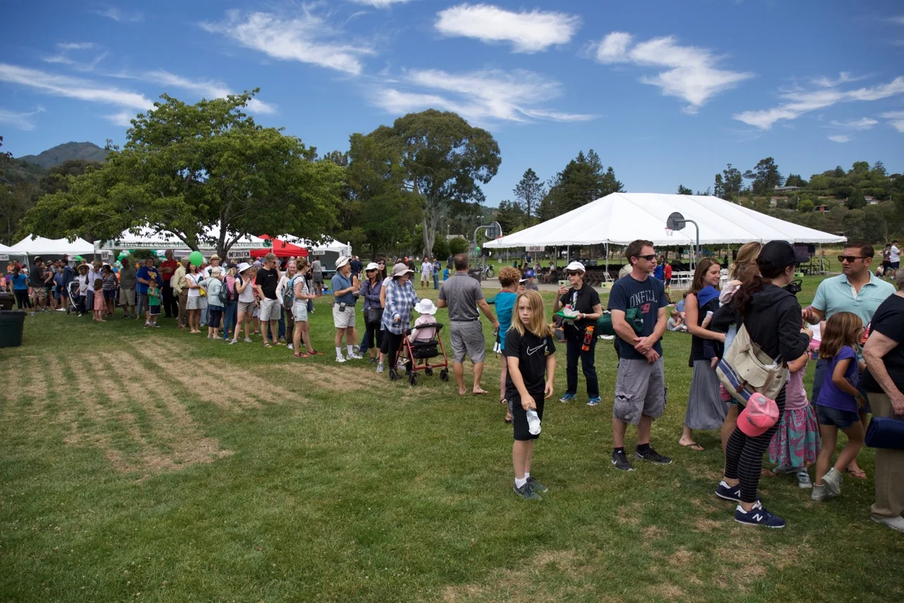 LONG LINE FOR THOSE DELICIOUS, FREE LUNCHES
