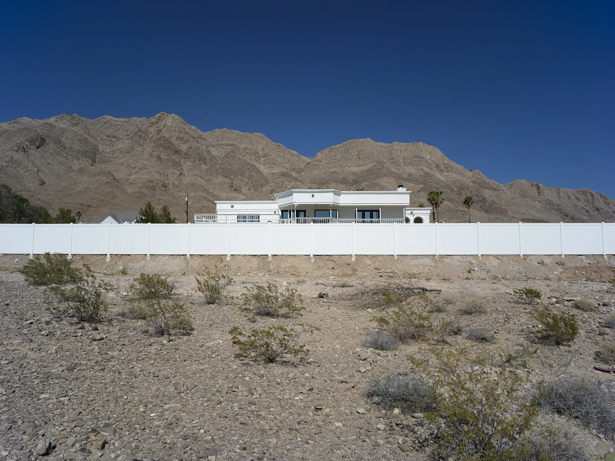 White Fence House in Las Vegas Desert_web.jpg