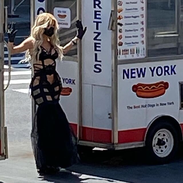 New York how do I love thee?  #photoshoot #saturday #springtime #morninglight #oldfriendsarethebestfriends #fifthavenue #metropolitanmuseumofart #hotdogcart #model #cantmakethisstuffup #walkmycity #i❤️ny #newyorktough #weareinthistogether #weareallth