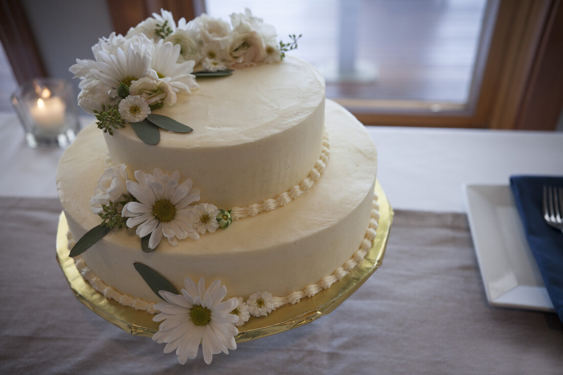 Daisy wedding cake Bond in Bloom.jpg