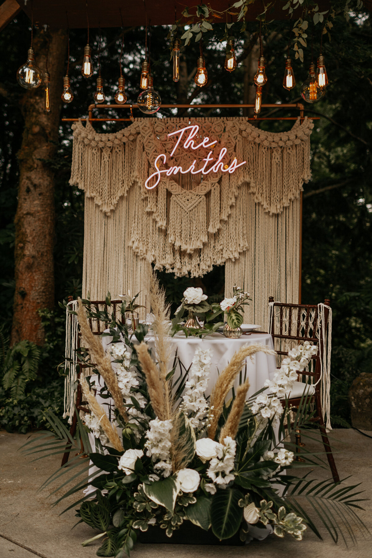 GinaPaulson_Bond-in-Bloom_Wedding-Sweetheart-Table.jpg