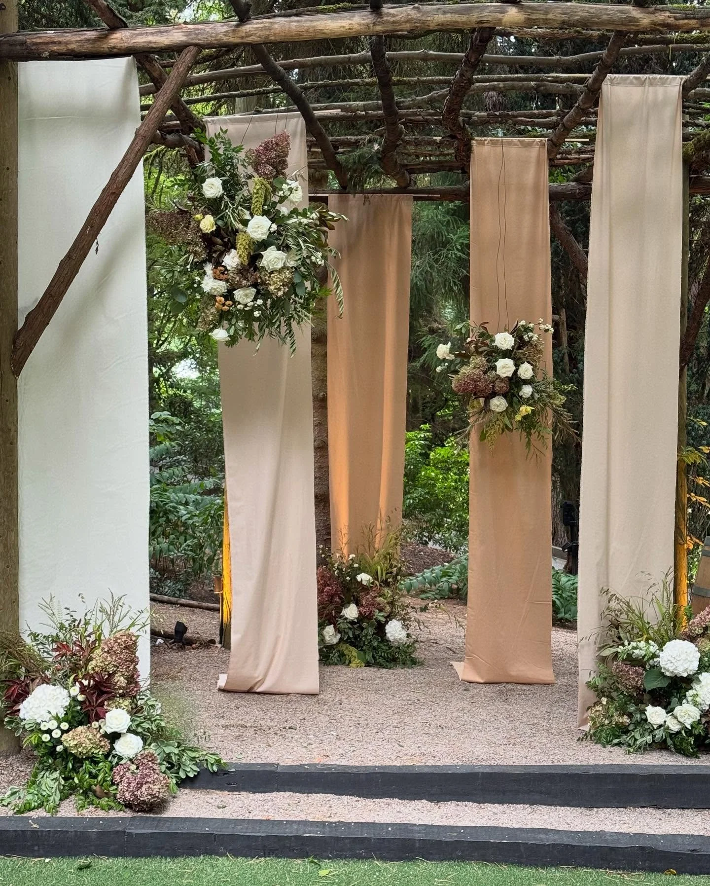 I love how the air smells in September. It&rsquo;s thick and full of nostalgia- black berry bushes on a river bank.

The colors of this past Sunday&rsquo;s wedding feel so perfect for this moment. 

Each season is a vibe (and all of them are good) bu