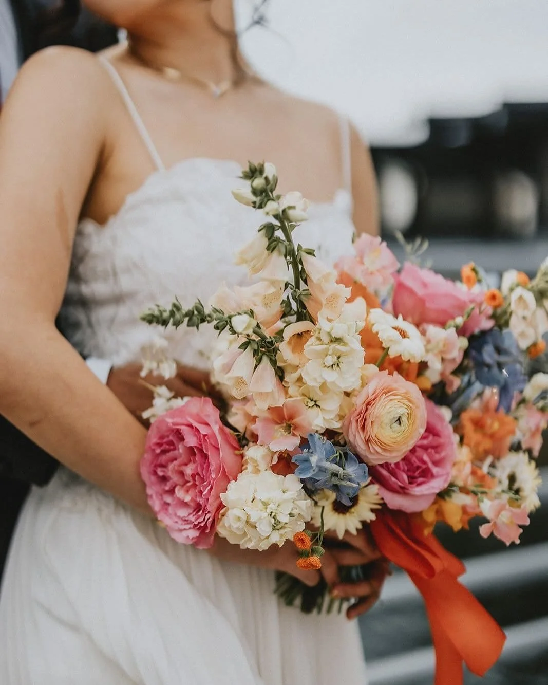 I fall in love with every bouquet but this one might be my new favorite.

Beautiful photos by: @theoriginalweddings 

#seattleflorist #colorfulweddingflowers #bridalbouquet