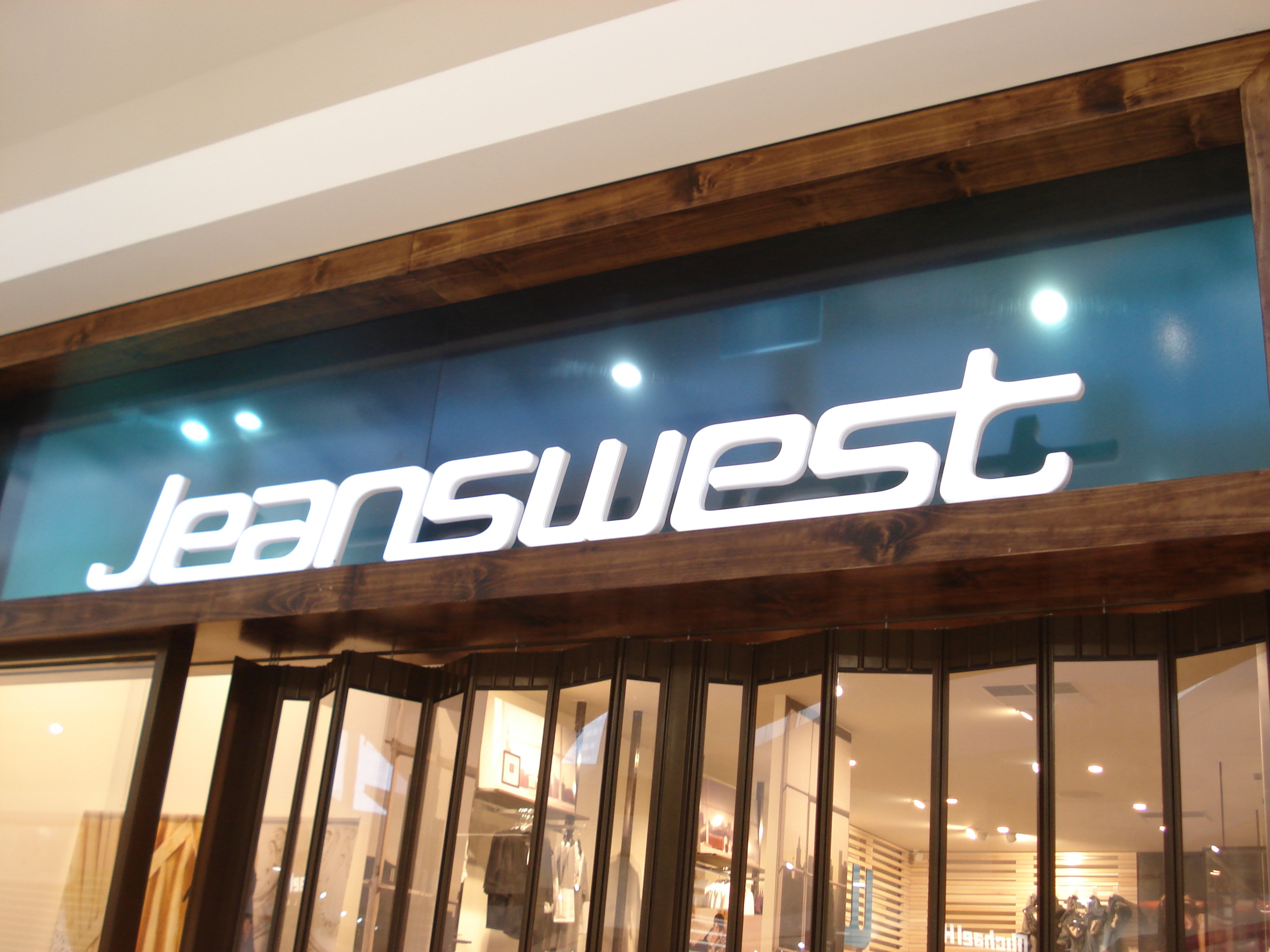 Mouldings for Jeans west signage