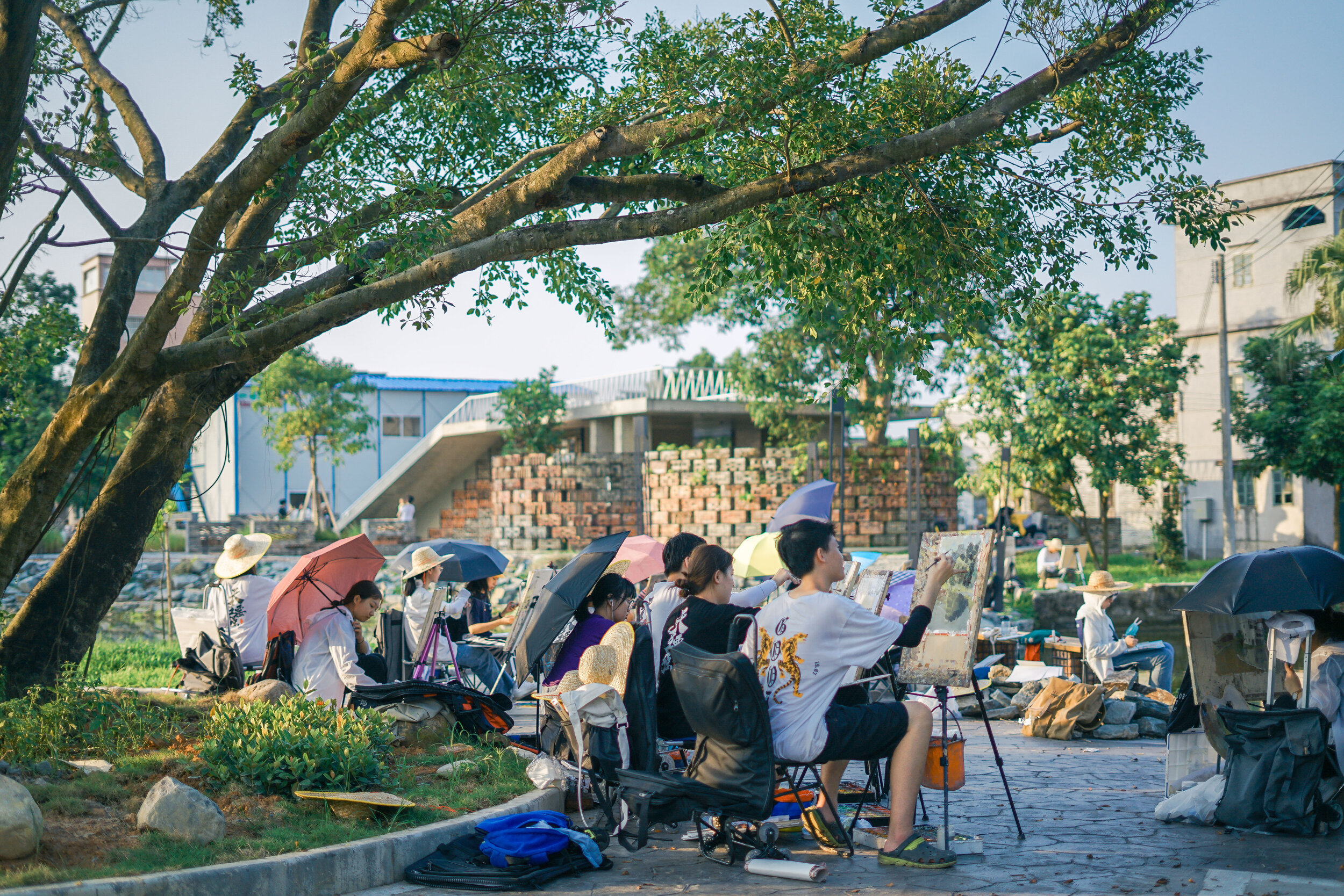 学生带着画板在村庄写生，塘口空间.jpg