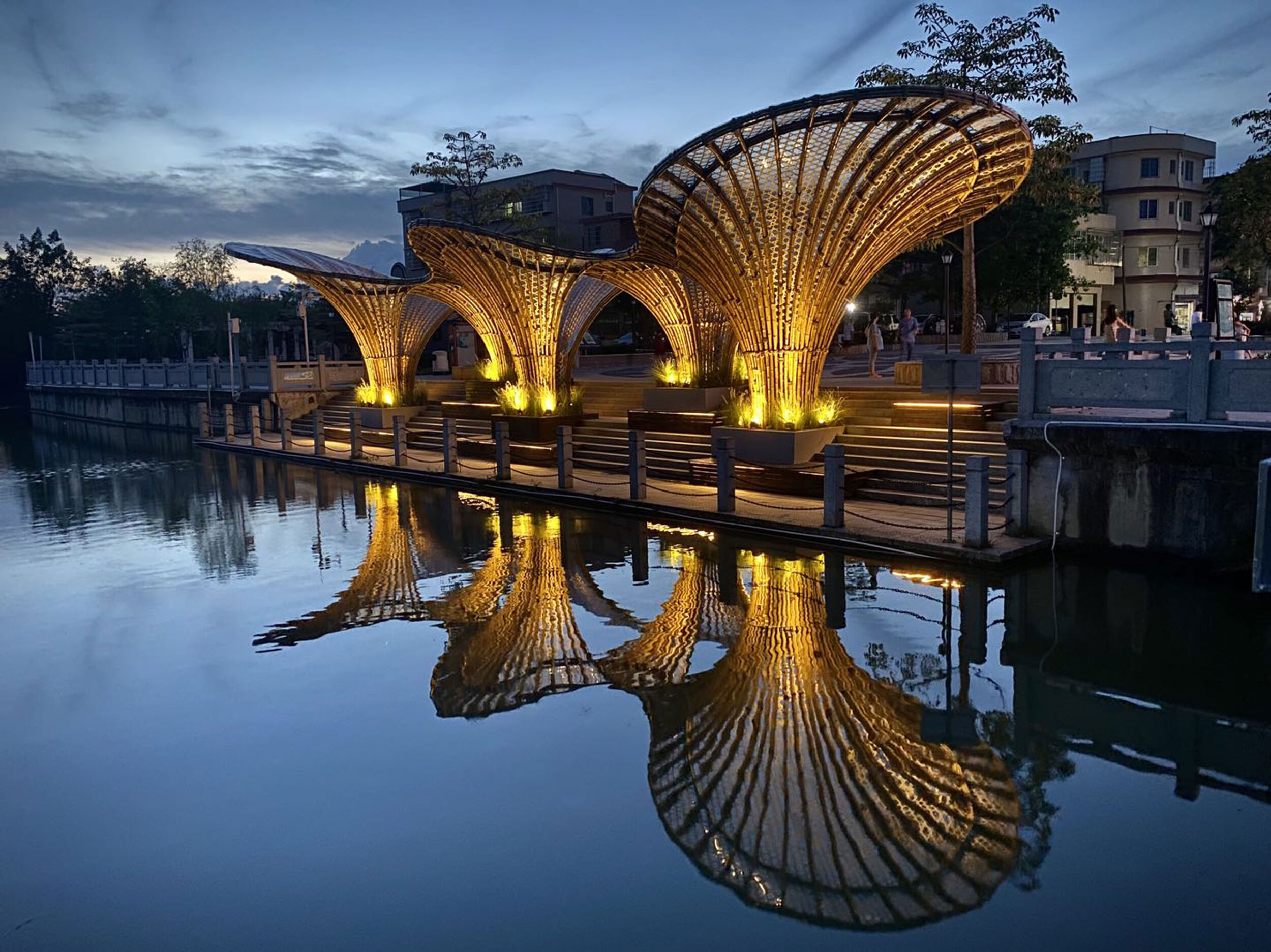 束柱的方式让竹伞达到更长的悬挑长度The-umbrella-shaped-bamboo-structure-achieve-a-longer-overhanging-length-by-utilizing-clustered-pier.-©李锐波-Ruibo-Li.jpg