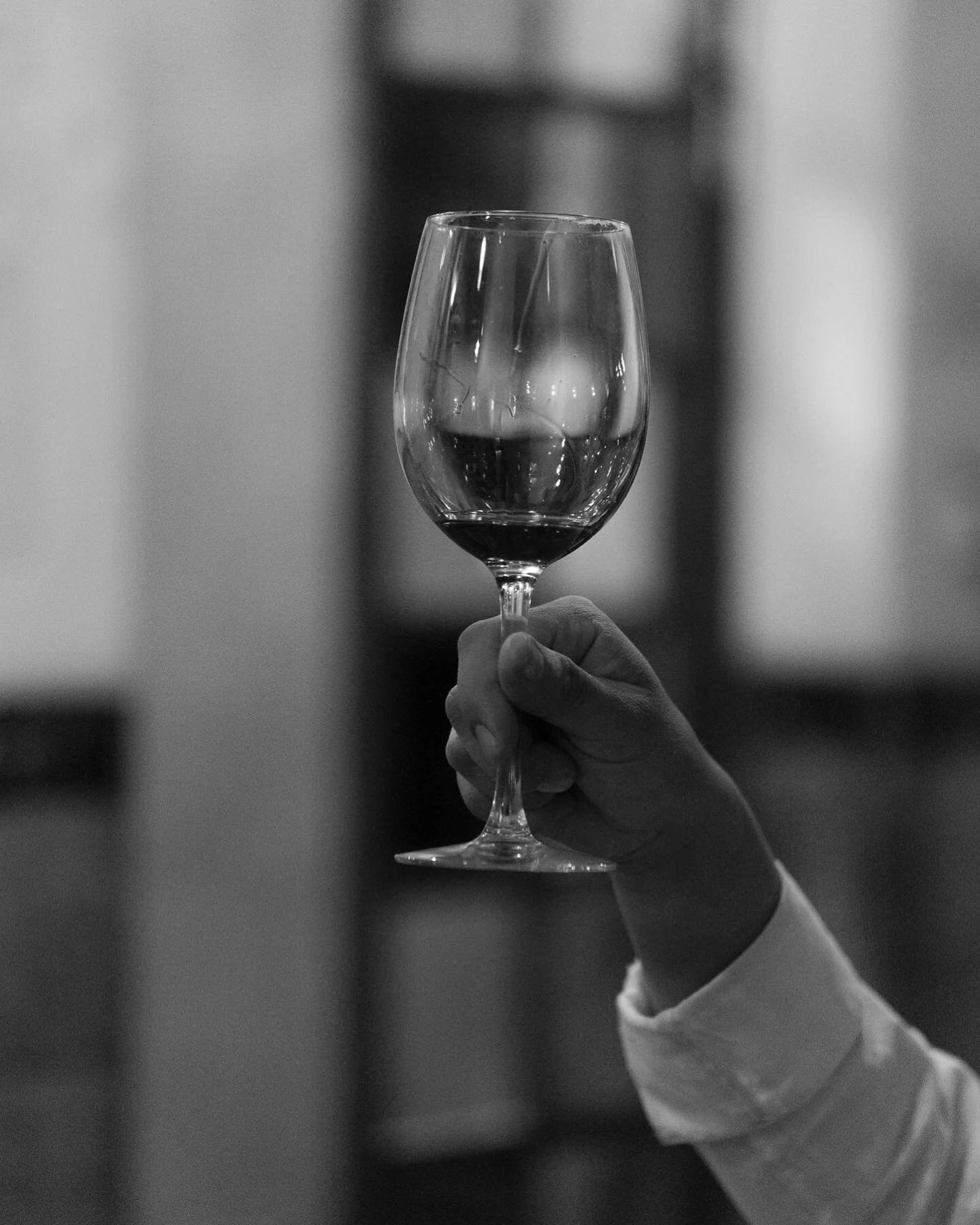 Brindamos por la noche #entreamigos.
Visita el patio.
.
.

#redwine #winetime #travel #sommelier #love #instagood #mexicanwine #winestagram #foodporn #vin #wein #vinorosso