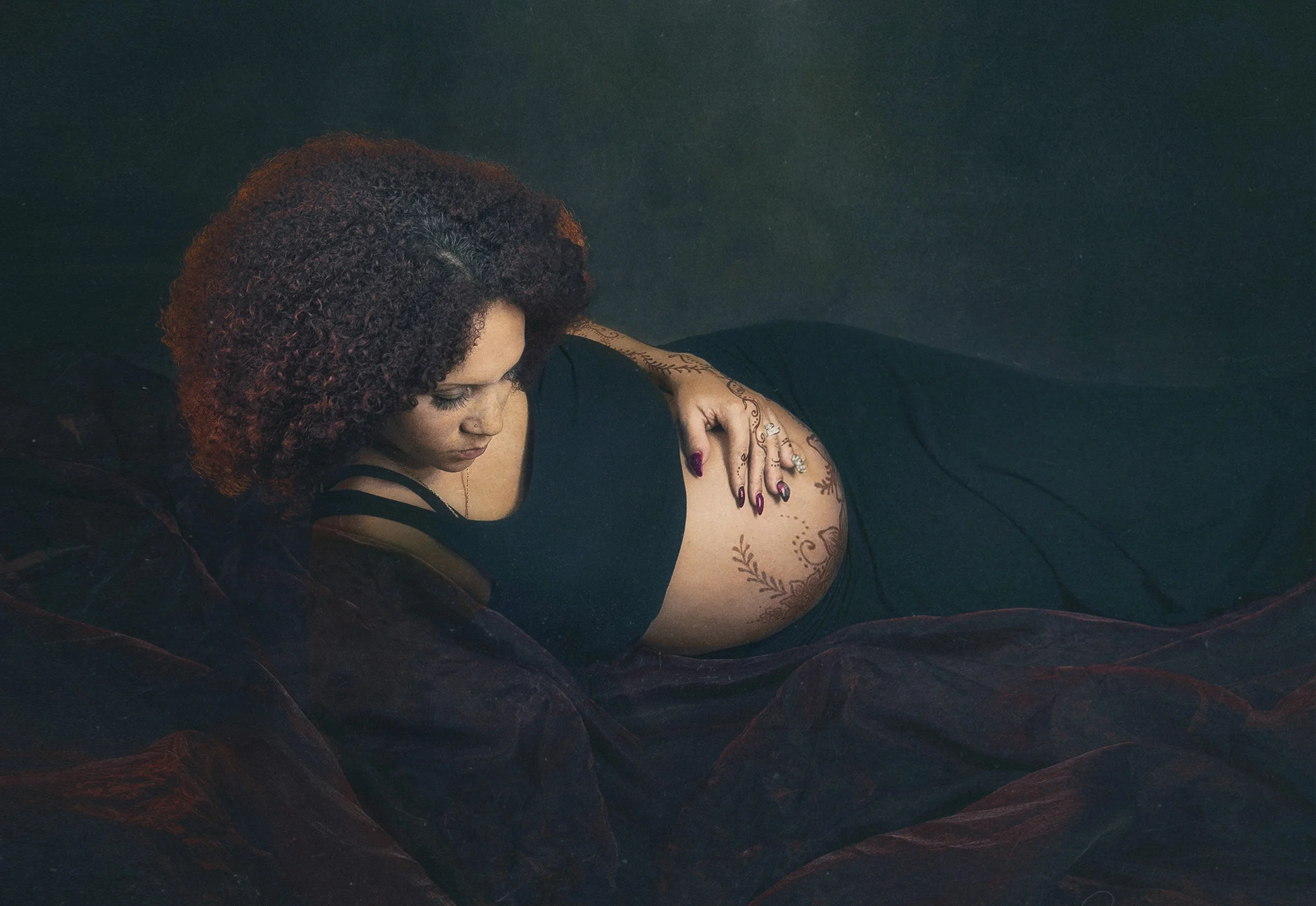 It’s photos like this one make me wonder whether I should go back to taking pregnancy photos against dark background.