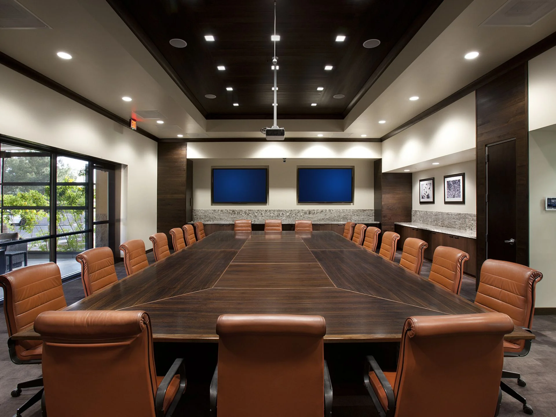 An executive conference room with reused furniture is featured in the newly opened Leslie's Swimming Pool Supplies building. (Photo: Dino Tonn Photography)