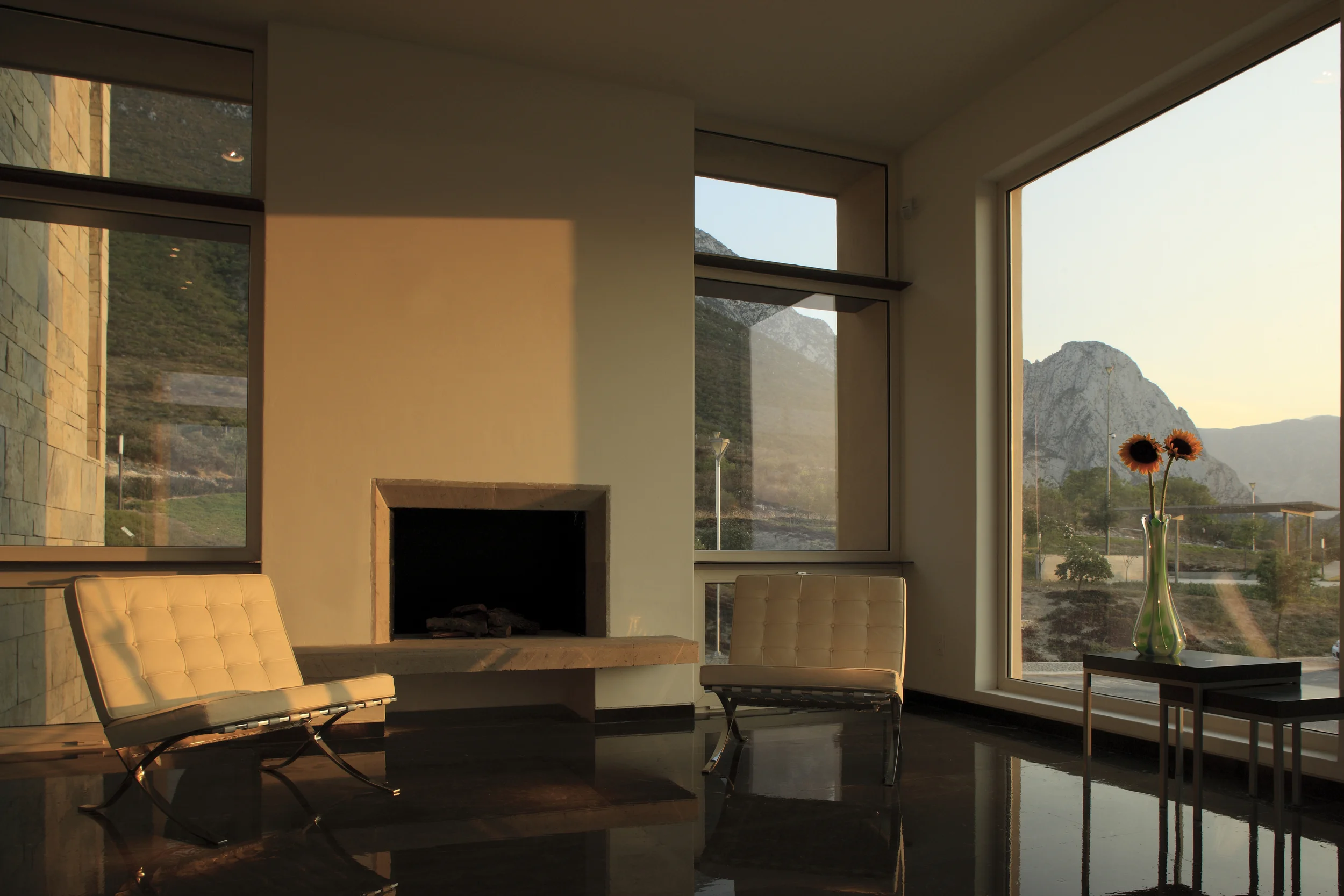   Ubicación: &nbsp; Cordillera Residencial, Santa Catarina, N.L.    Área del Terreno:&nbsp;  880m2    Área de Construcción:&nbsp;  740m2    Etapa de Proyecto: &nbsp; Obra&nbsp;Terminada en 2008    Fotografía: &nbsp; Jorge Taboada     