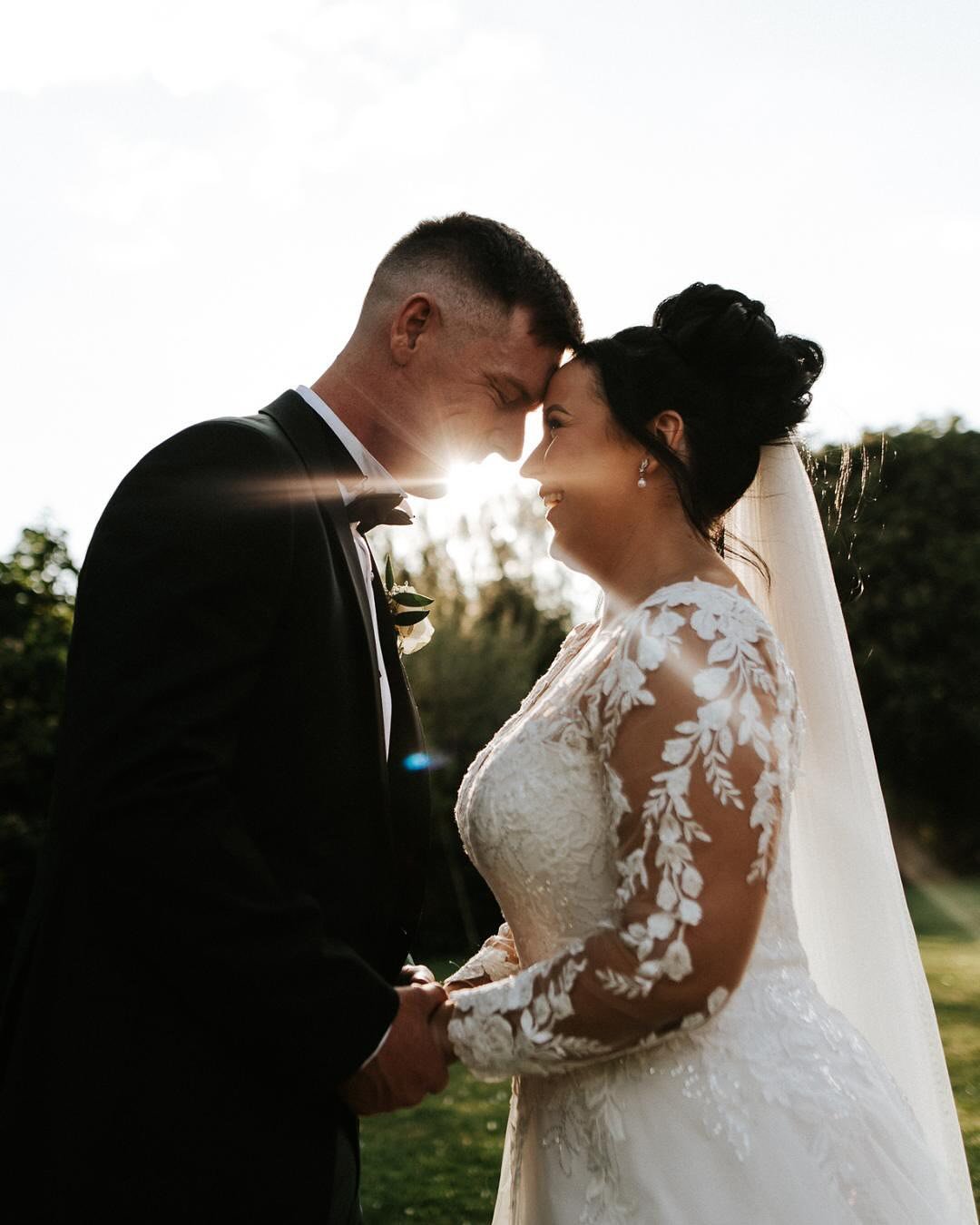 ROBERTA &amp; CONNOR 🖤⚡️

Summer showed up, and so did R&amp;C! Doing things their way, in the sunshine, surrounded by good people and good energy. No fuss, just love and a whole lot of fun!

Venue - @eventsatalberts 
Flowers - @amflowersprofessiona
