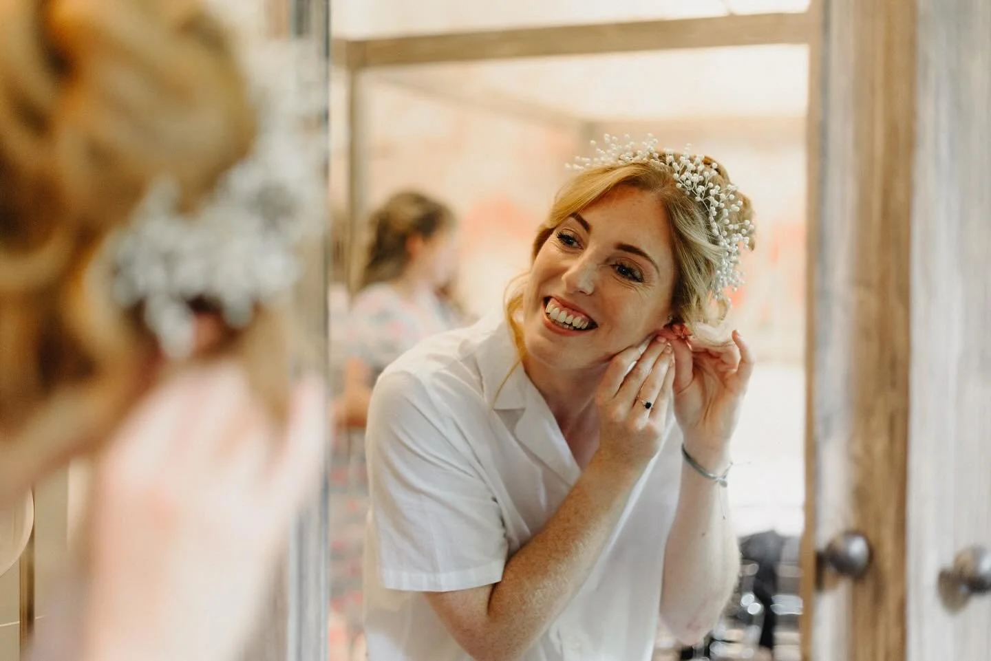 From the quiet moments, to the laughter and last minute touch-ups, there&rsquo;s something so special about the getting ready magic before the ceremony begins 🫶🏻✨

Having a down-to-earth photographer by your side means you can relax, be yourself &a