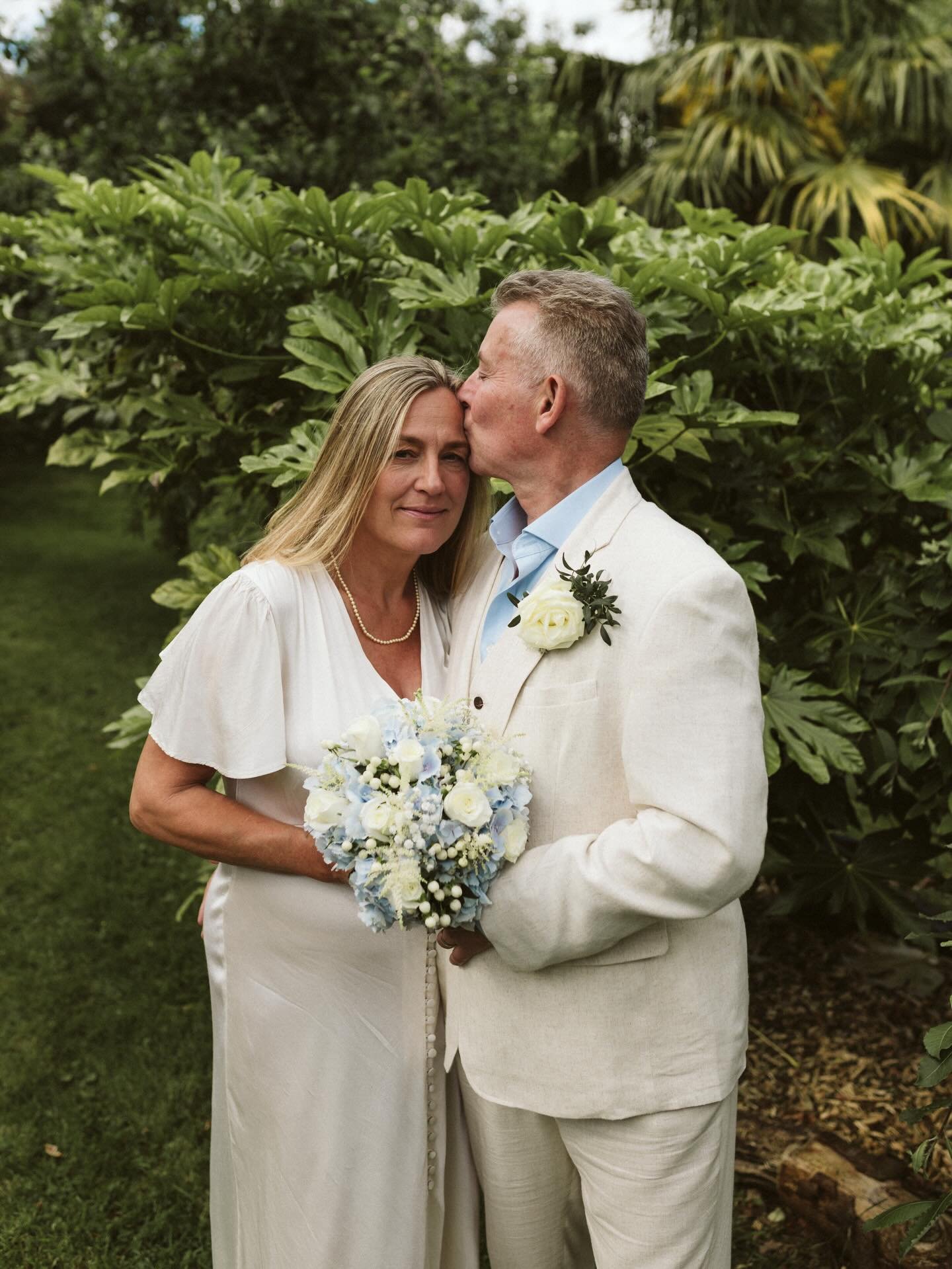 #ThrowbackThursday to L&amp;D&rsquo;s beautiful day 💚 With an outdoor ceremony, nature was the perfect back drop 📸

💒 Planning your big day and looking for a down-to-earth photographer? Let&rsquo;s chat 👉🏻 link in bio 🔗 

⚡️DATES AVAILABLE FOR 