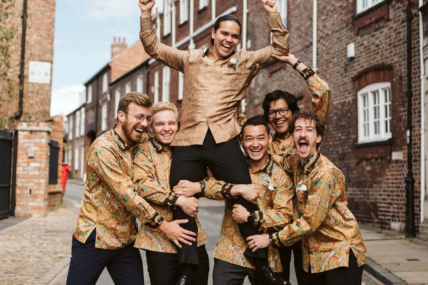 THE GROUP PHOTO: a little chaos but lots of love 🤘🏻

💌 Planning your big day and looking for a down-to-earth photographer? Let&rsquo;s chat 👉🏻 link in bio 🔗 

⚡️LIMITED DATES AVAILABLE FOR 2026
⚡️BOOKS OPEN FOR 2027 &amp; 2028

#WeddingPhotogra