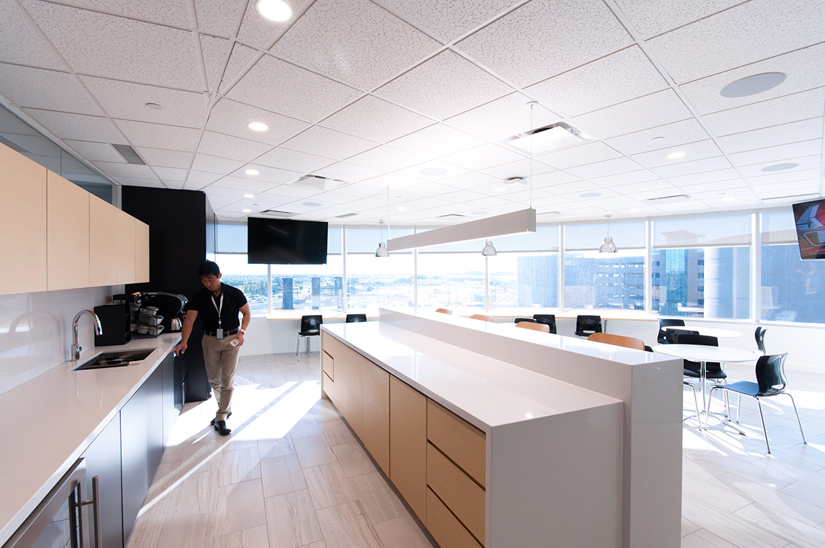  De Beers Mining recently relocated their Canadian headquarters to Calgary,&nbsp;positioning themselves closer to their operations in NWT. The office interior design is reflective of their achromatic, crisp brand. 