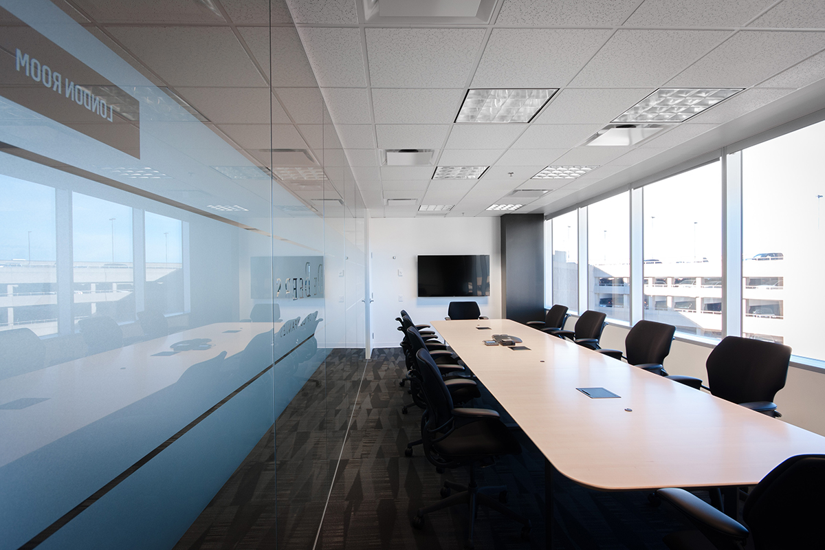  De Beers Mining recently relocated their Canadian headquarters to Calgary,&nbsp;positioning themselves closer to their operations in NWT. The office interior design is reflective of their achromatic, crisp brand. 