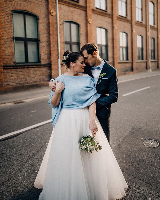 Lovers in the light... My wedding-season starts a few days ago with that magic light in the middle of cologne 🌆 thank you so much Katja &amp; Thomas for the perfect start 💥💥🚀
.
.
.
____________________

#ruffledtulle
#wanderingphotographers
#heyh