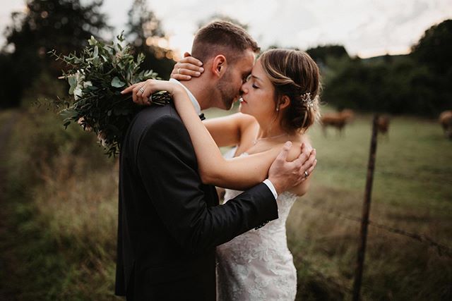 These two had a really special and wonderful wedding, a few weeks ago... thank you for your trust, I&lsquo;m still proud, that i could be a part of your special day 😊
We have defied the rain 💪🏻😅
.
.
.
#peoplescreatives #postthepeople #loveauthent