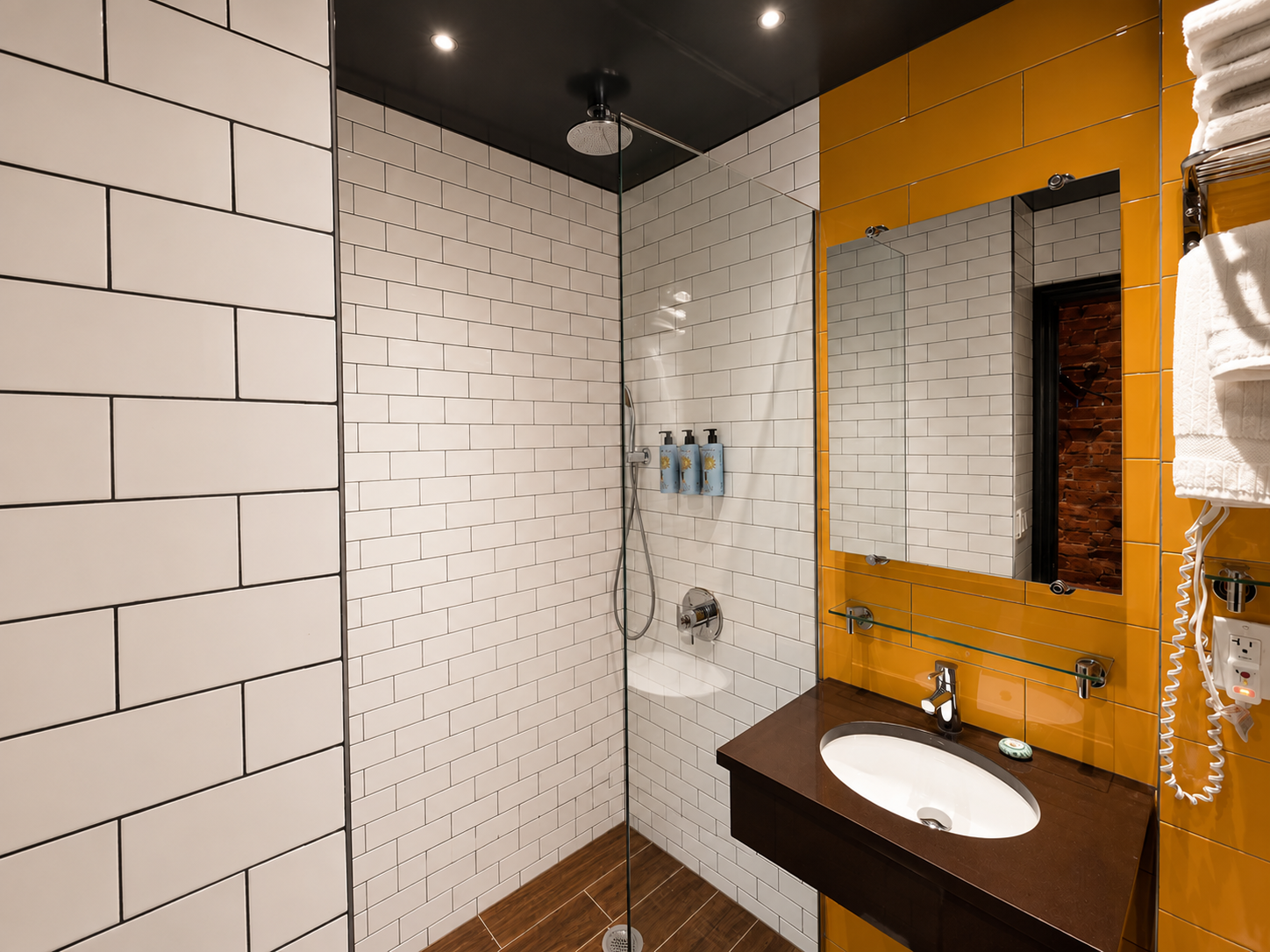 Deluxe family bathroom.png