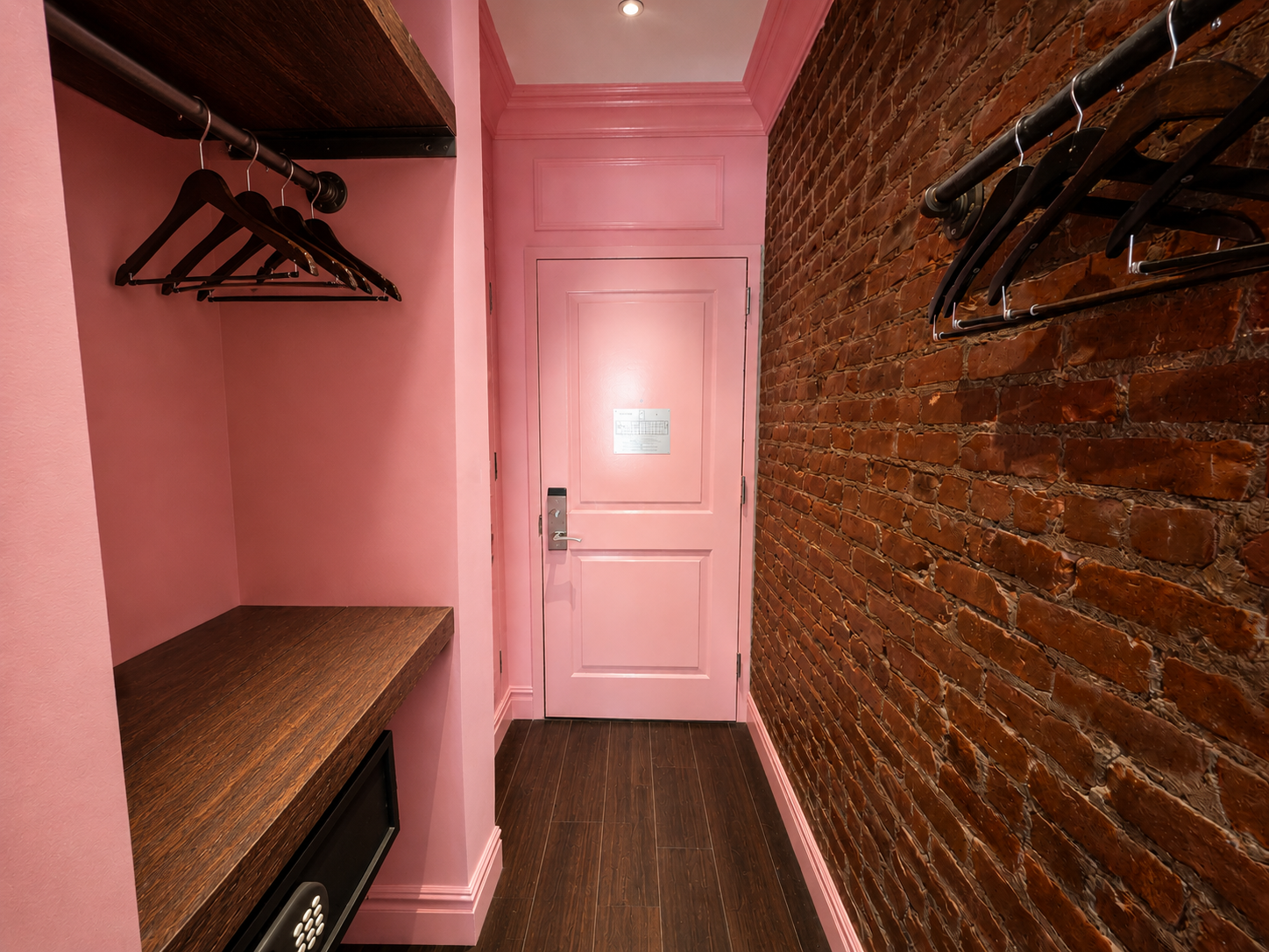 Deluxe 2 queen Bed Entrance.png