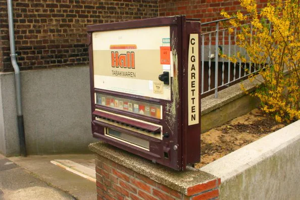 Deutscher Zigarettenautomat via Wikimedia Commons