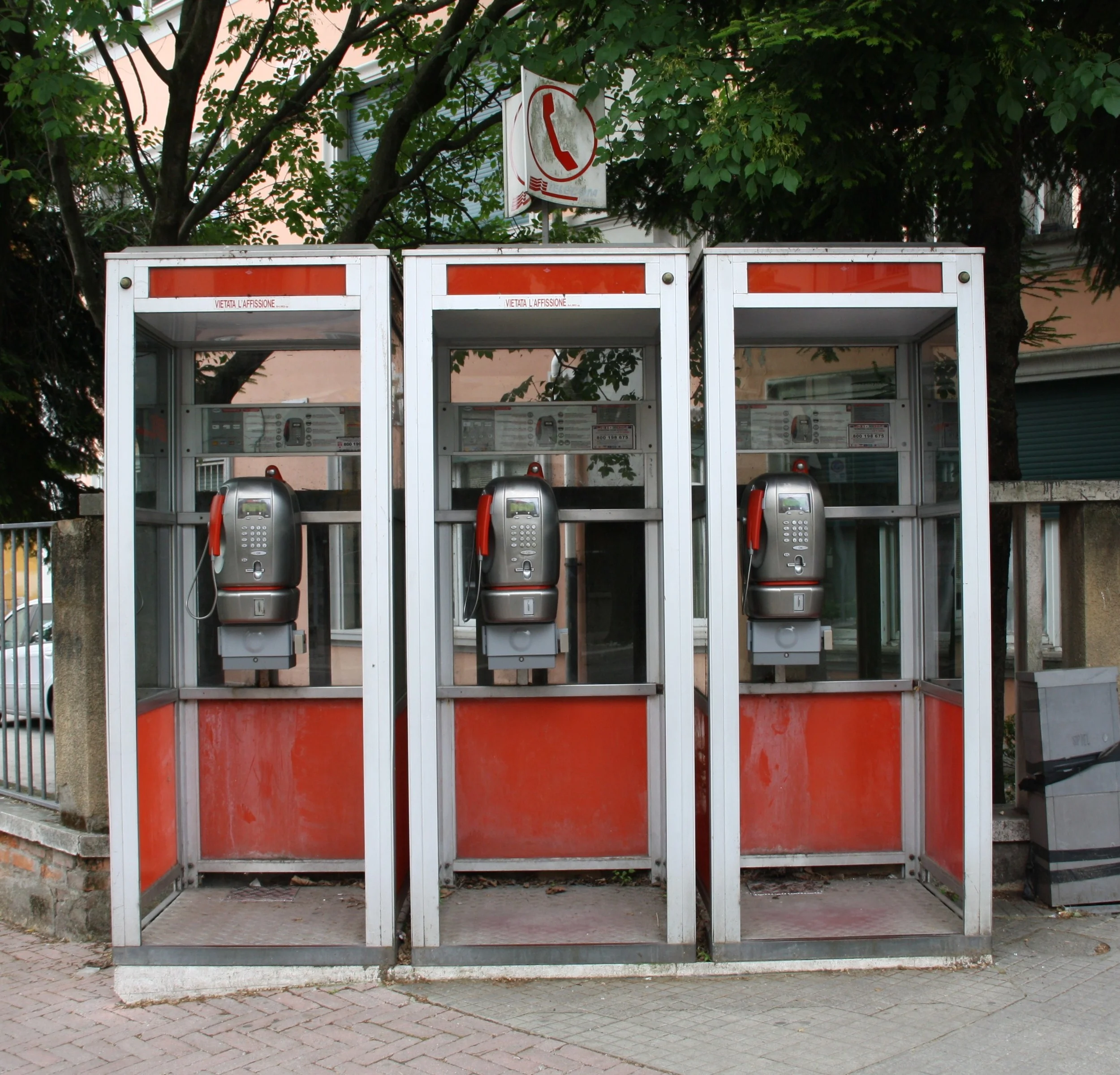 Telecom Italia telephone booths 01 by Piergiuliano Chesi via Wikimedia Commons